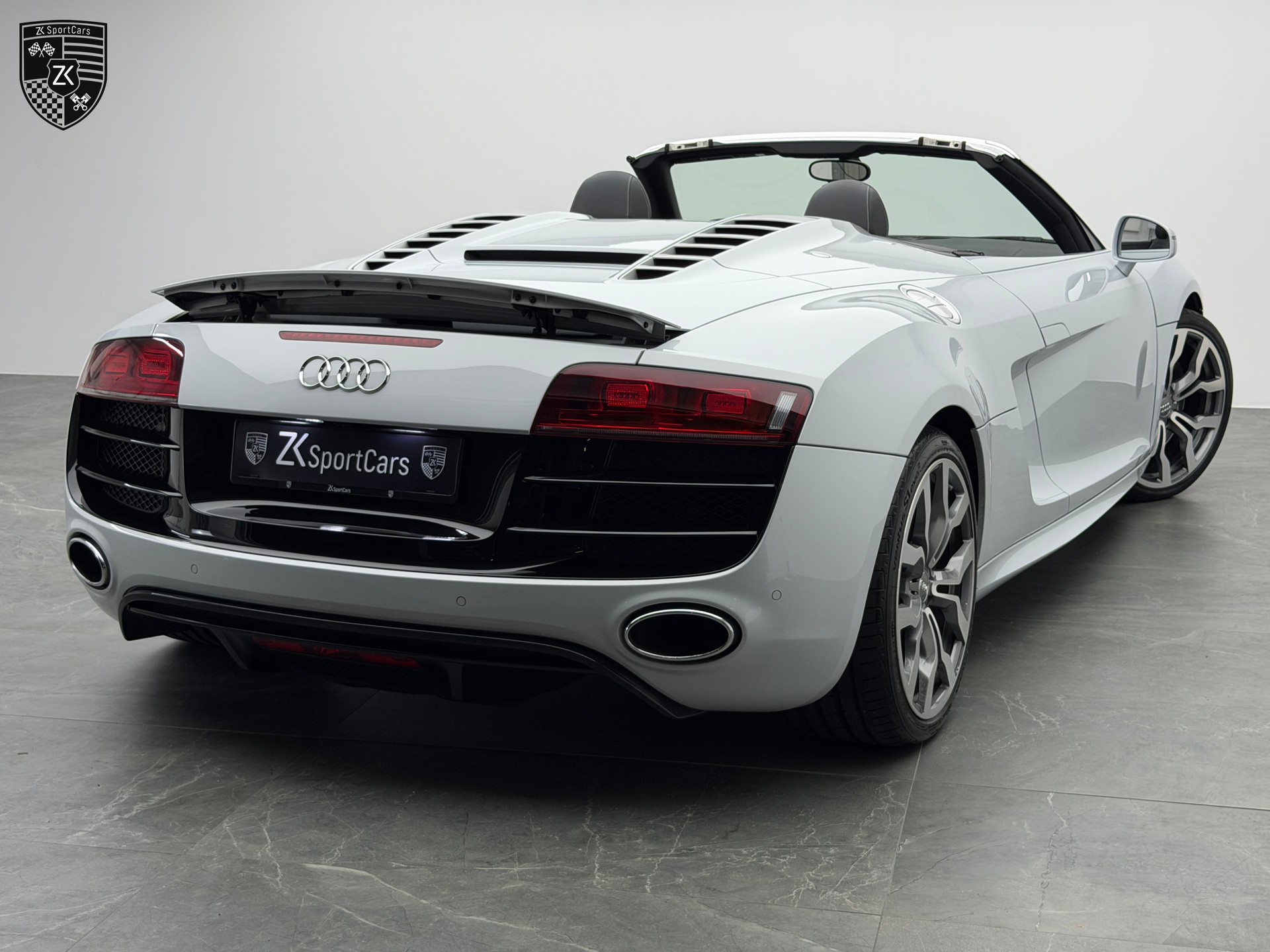 AUDI R8 Spyder 5.2 V10 Suzuka Gray Metallic R-Tronic-image-1
