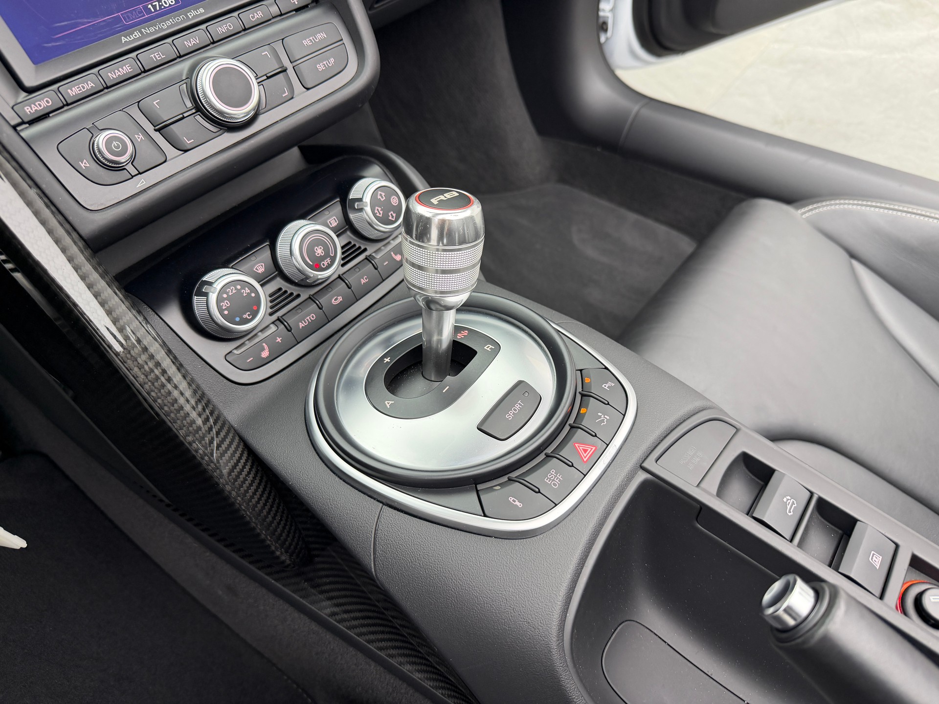 AUDI R8 Spyder 5.2 V10 Suzuka Gray Metallic R-Tronic-image-14