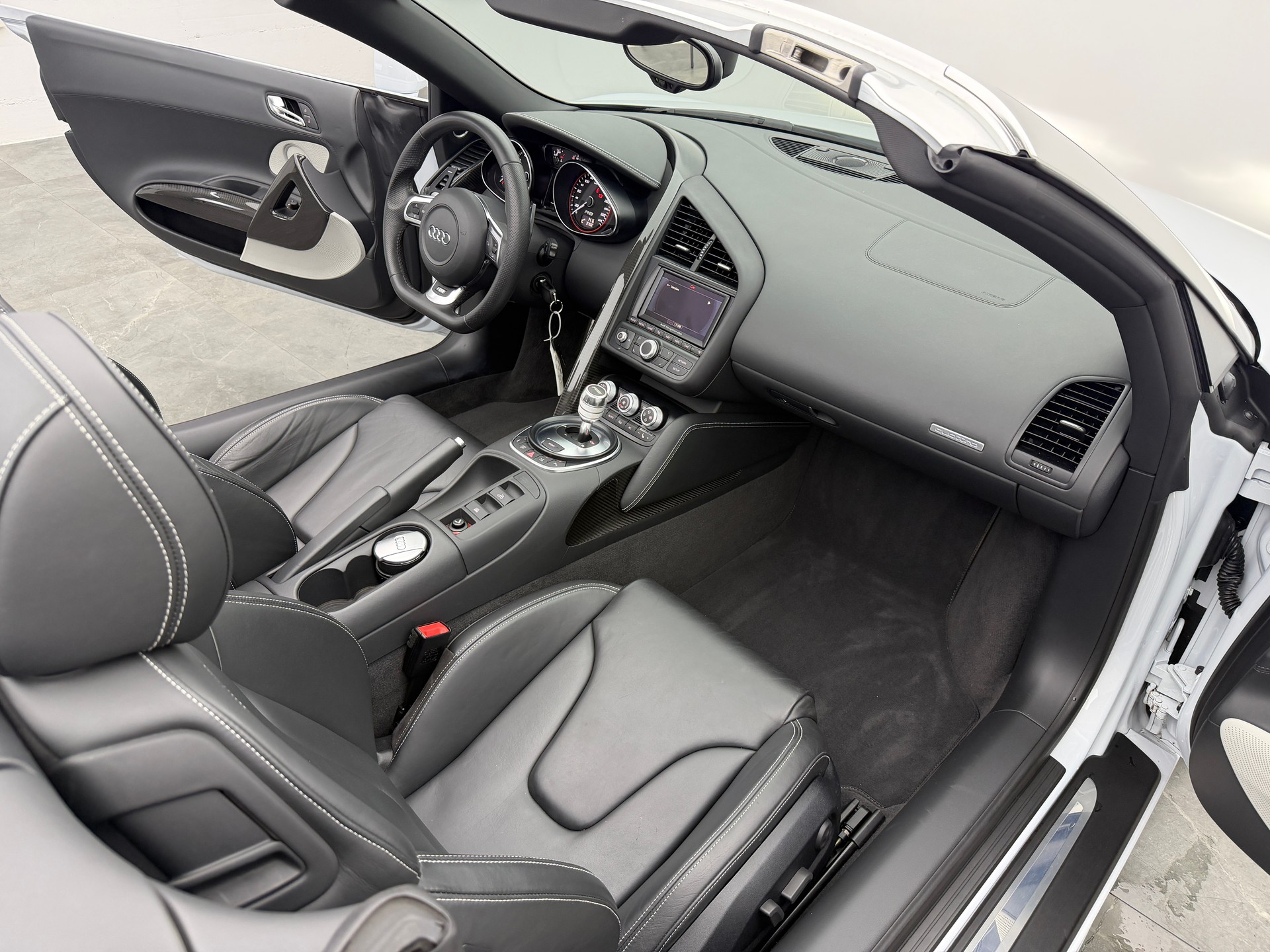 AUDI R8 Spyder 5.2 V10 Suzuka Gray Metallic R-Tronic-image-8