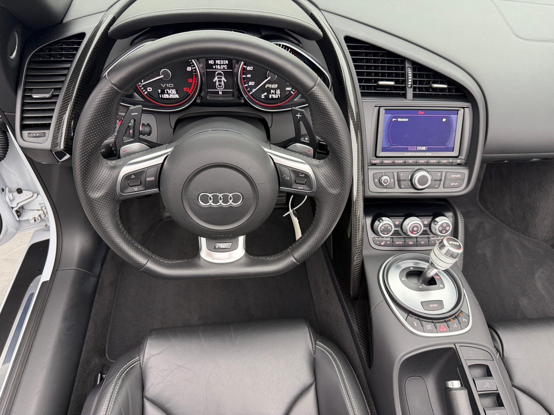AUDI R8 Spyder 5.2 V10 Suzuka Gray Metallic R-Tronic-image-11