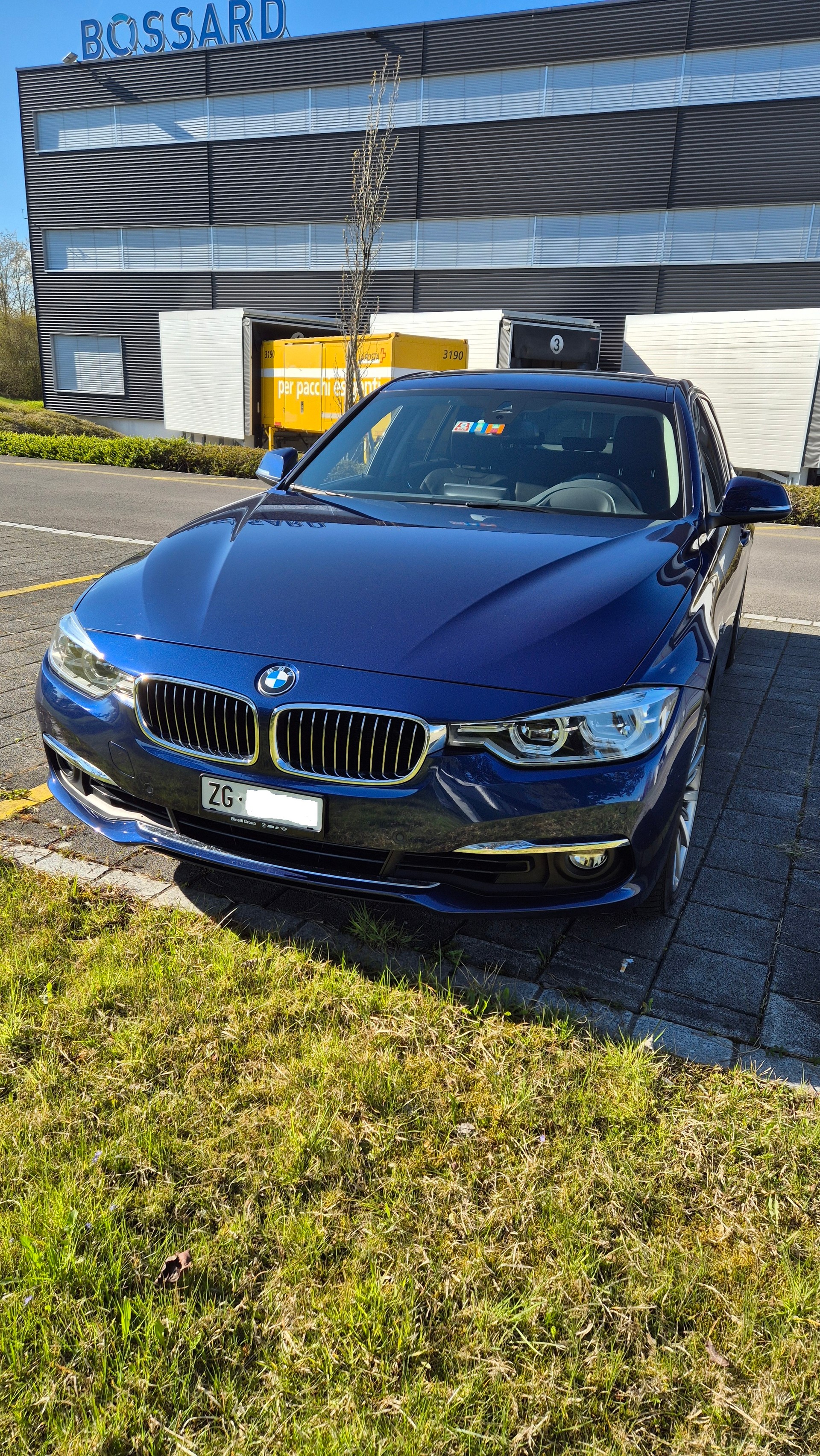 BMW 330i xDrive-image-2