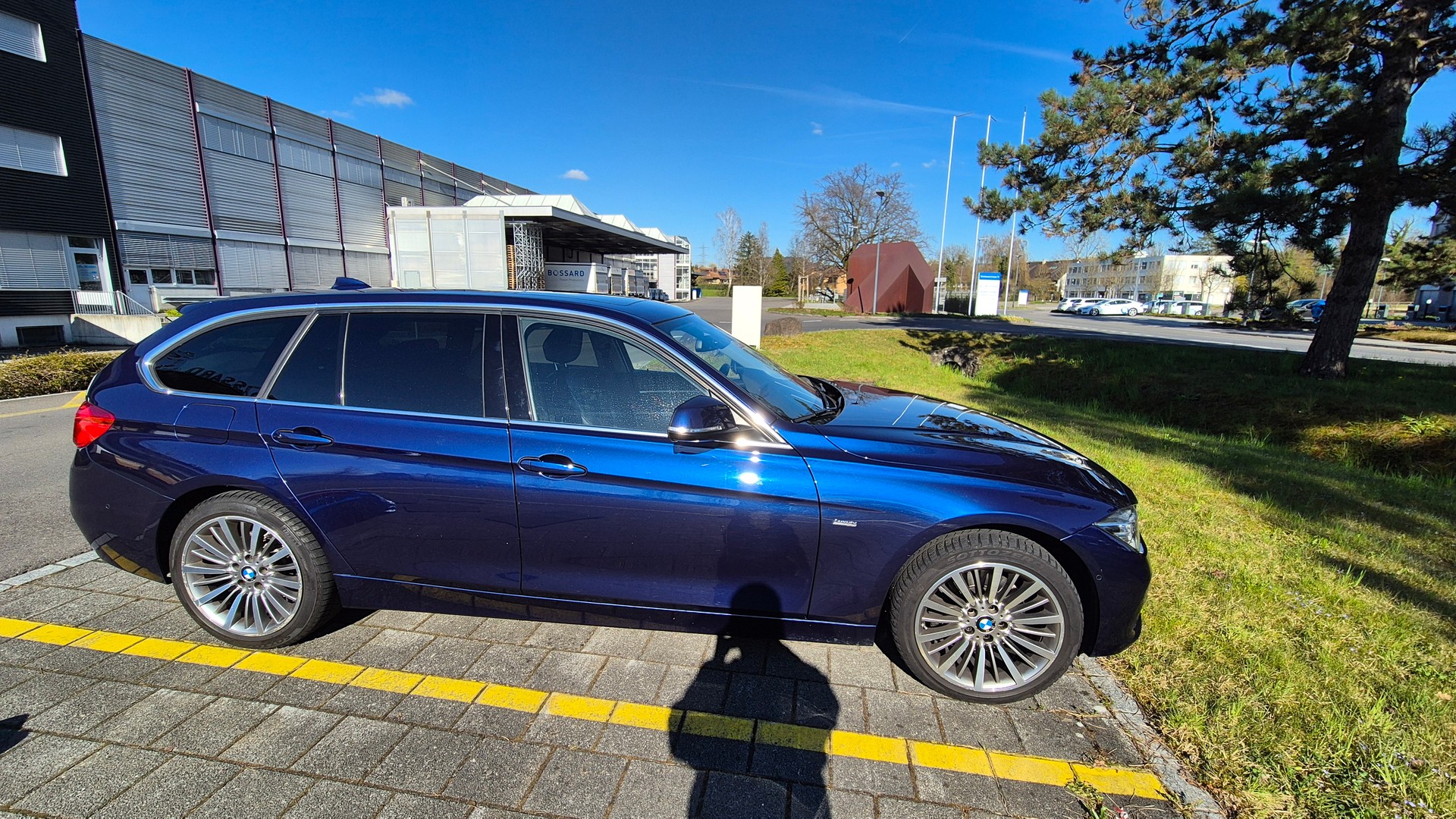 BMW 330i xDrive-image-3