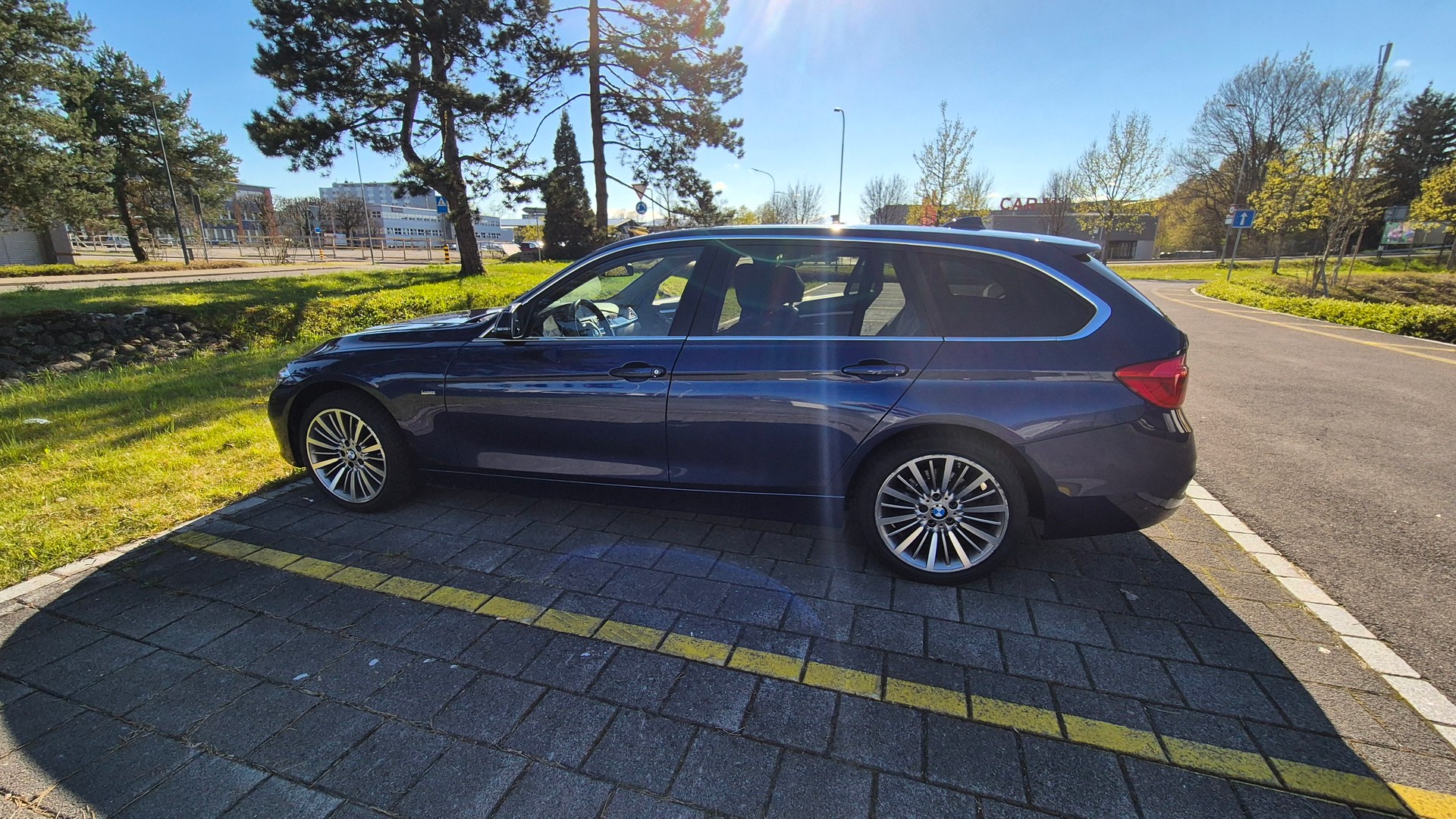 BMW 330i xDrive-image-1