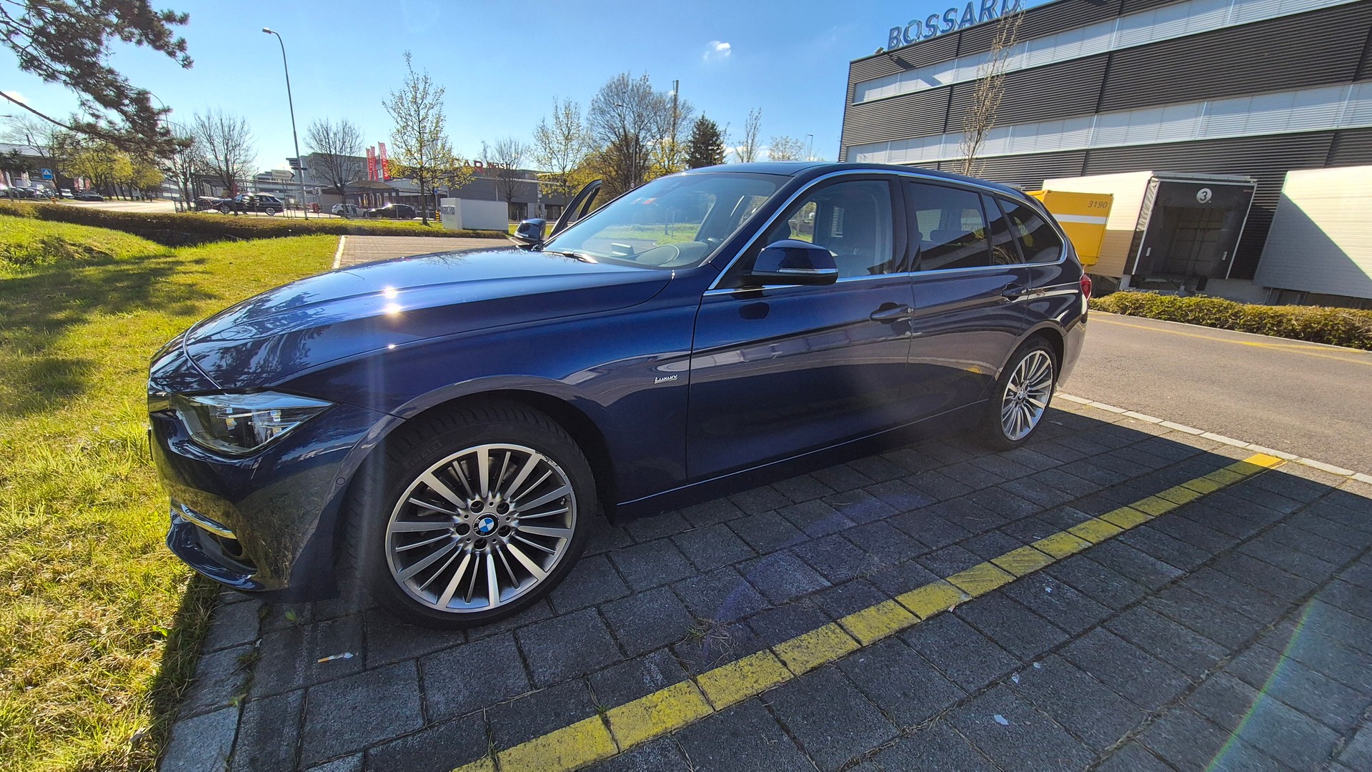BMW 330i xDrive-image-0