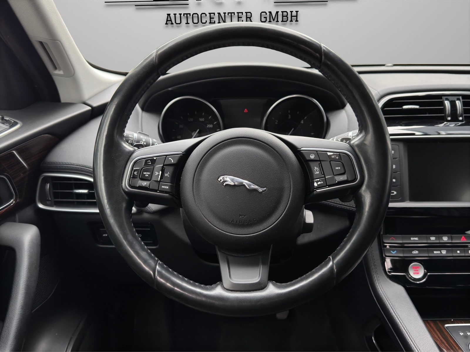 JAGUAR F-Pace 2.0d Portfolio AWD Automatik-image-9