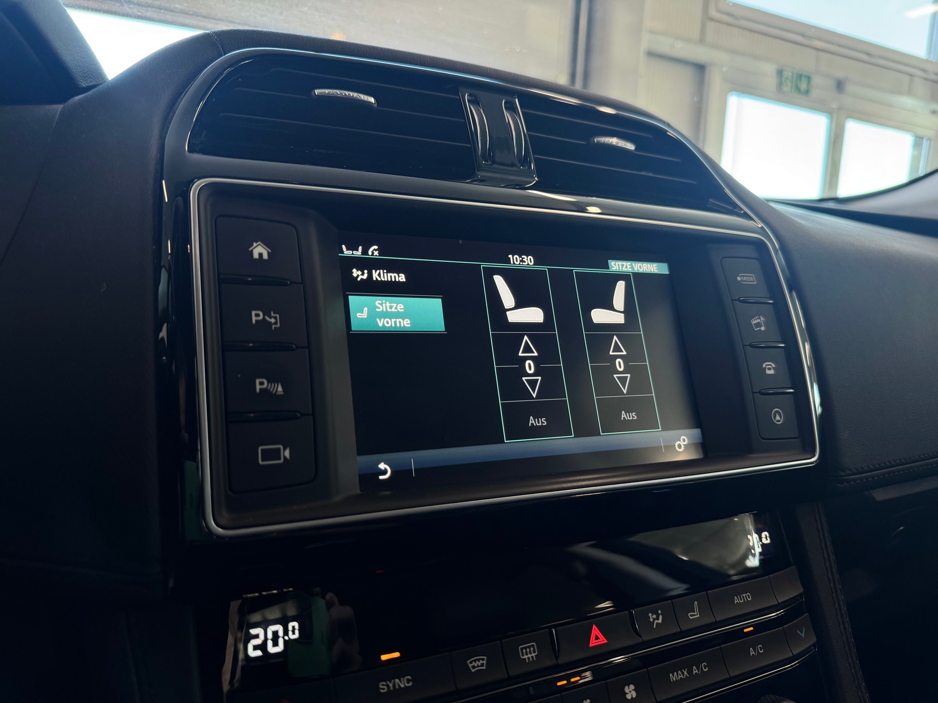 JAGUAR F-Pace 2.0d Portfolio AWD Automatik-image-19