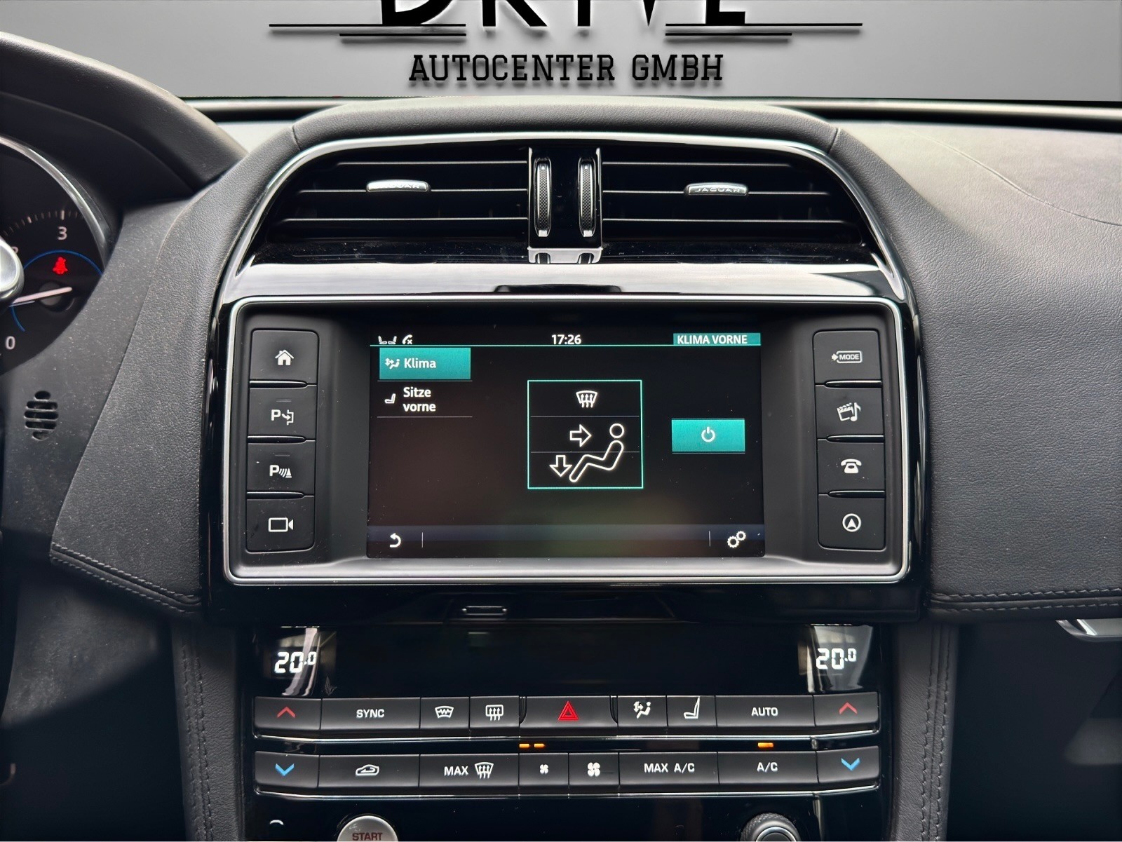 JAGUAR F-Pace 2.0d Portfolio AWD Automatik-image-18