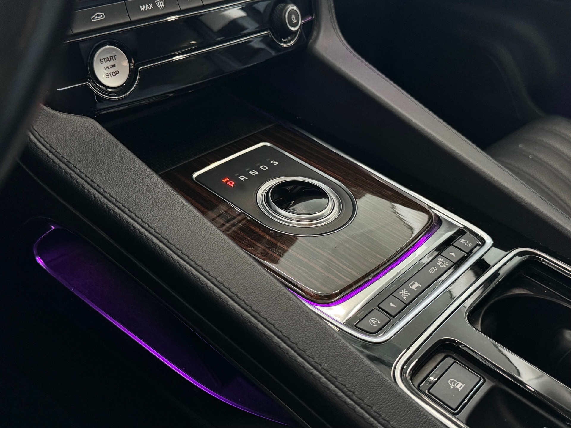 JAGUAR F-Pace 2.0d Portfolio AWD Automatik-image-21