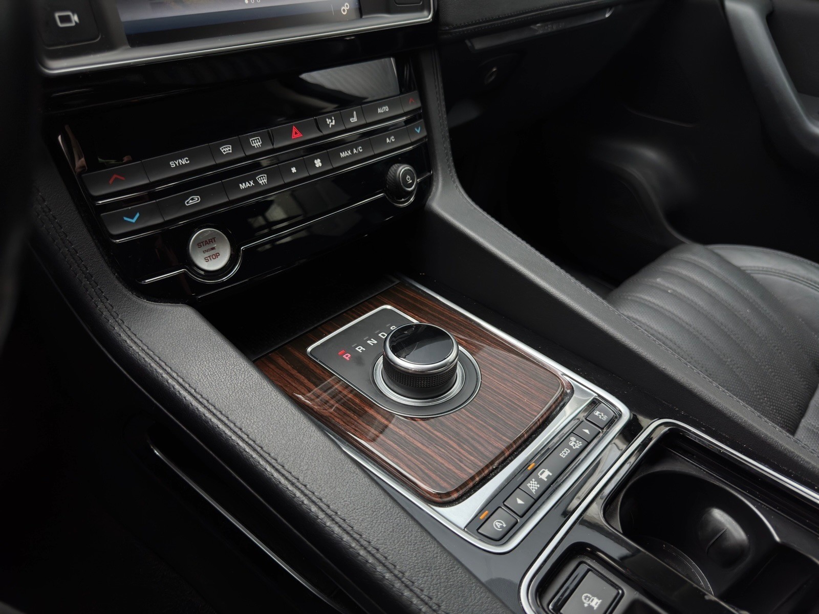 JAGUAR F-Pace 2.0d Portfolio AWD Automatik-image-20