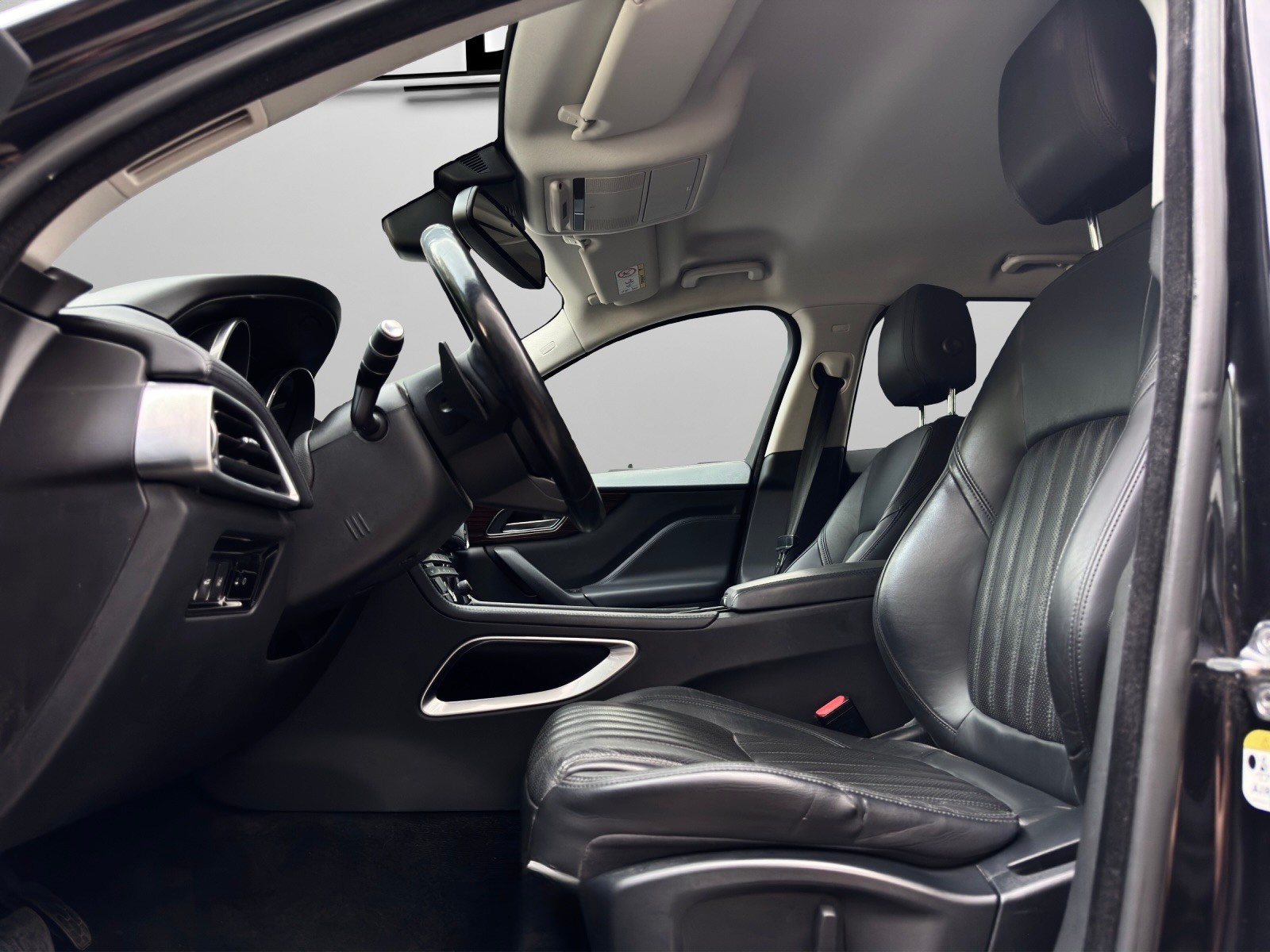 JAGUAR F-Pace 2.0d Portfolio AWD Automatik-image-7