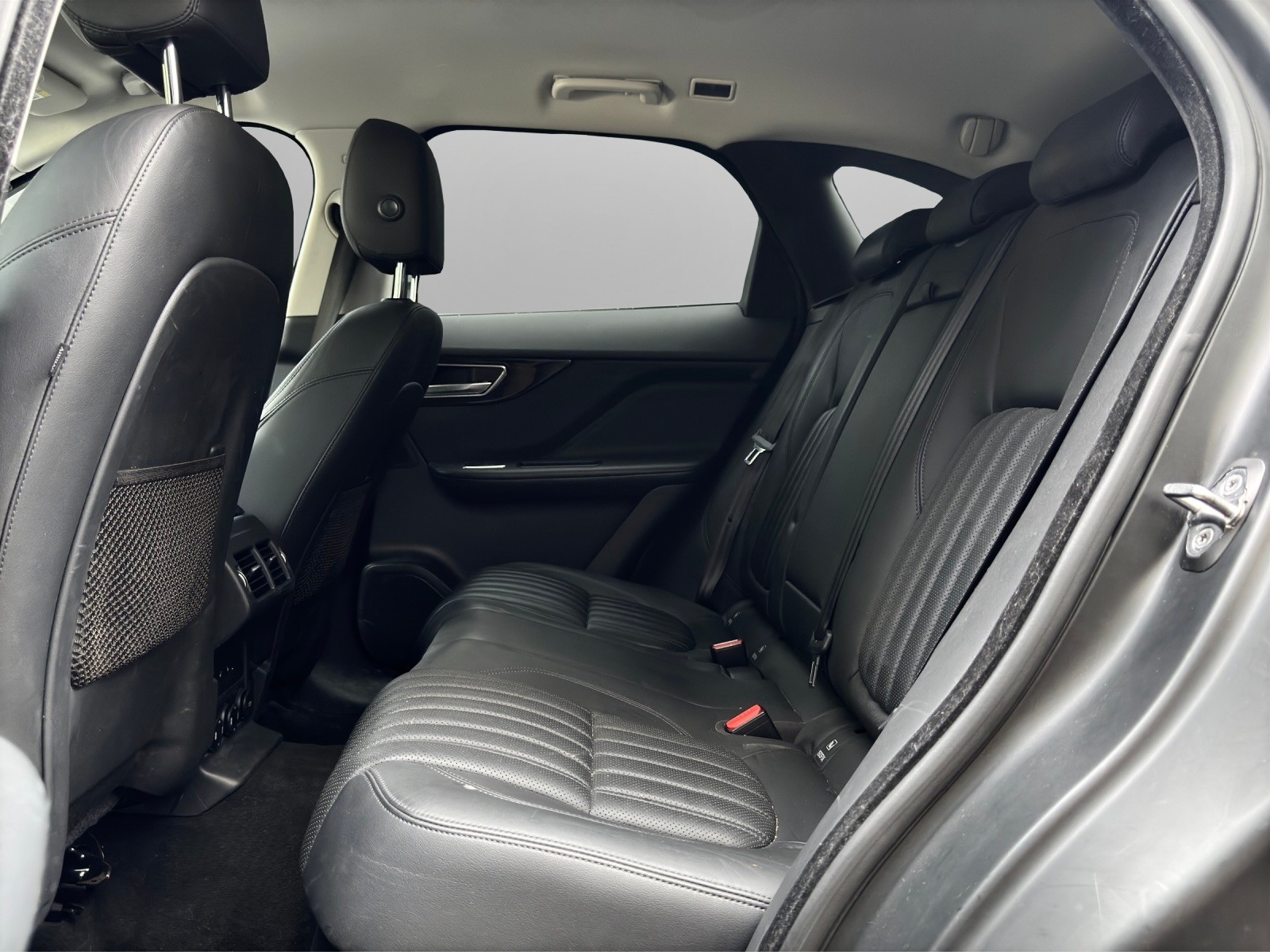 JAGUAR F-Pace 2.0d Portfolio AWD Automatik-image-10