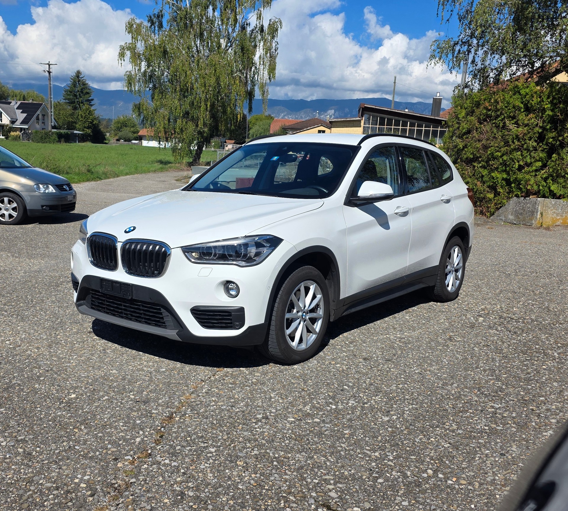BMW X1 xDrive 18d Essential Edition Steptronic-image-2