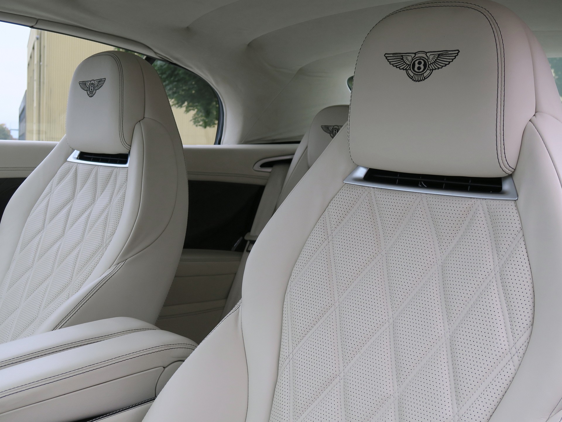 BENTLEY Continental GTC 6.0 W12-image-16