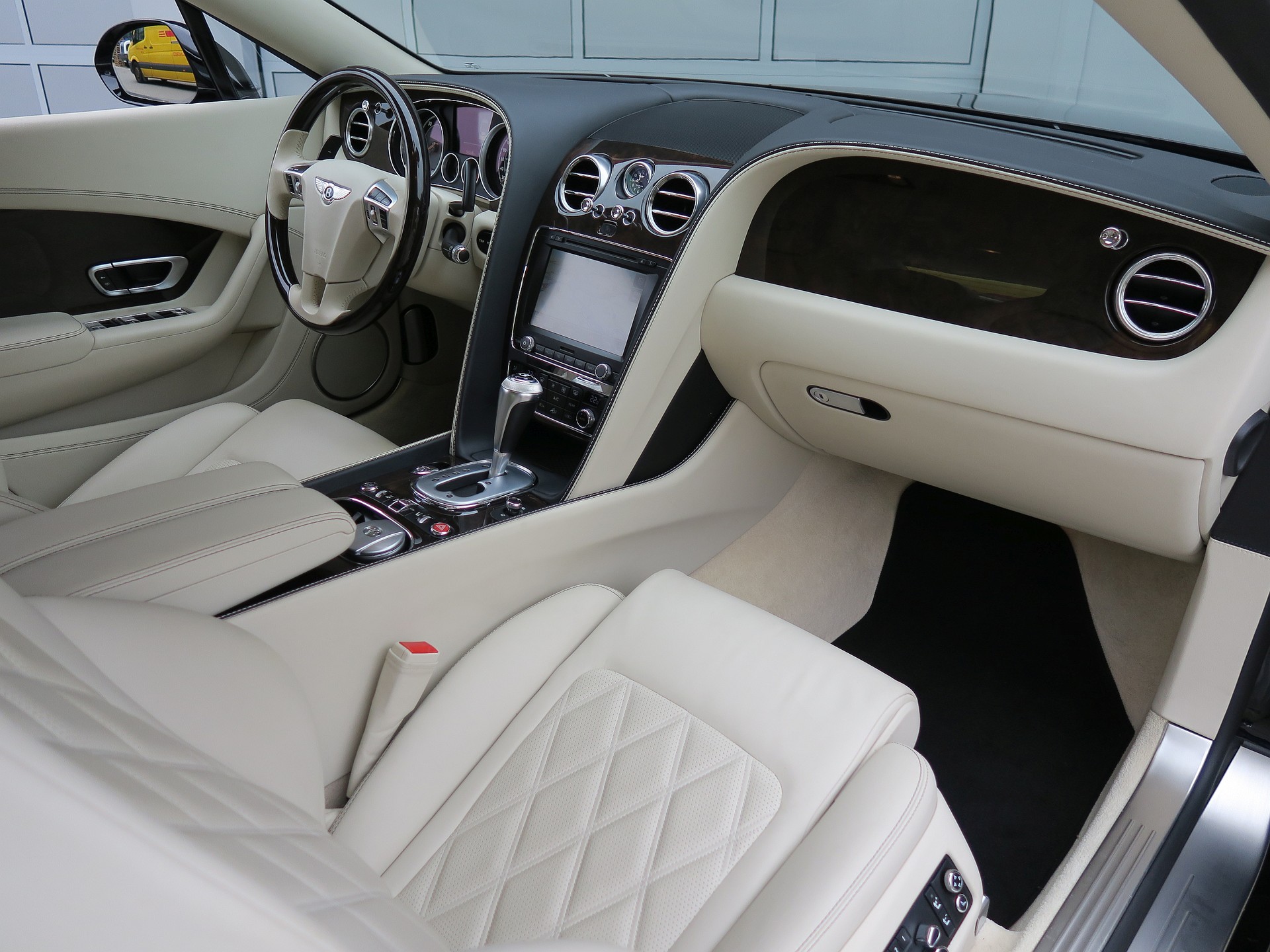 BENTLEY Continental GTC 6.0 W12-image-24