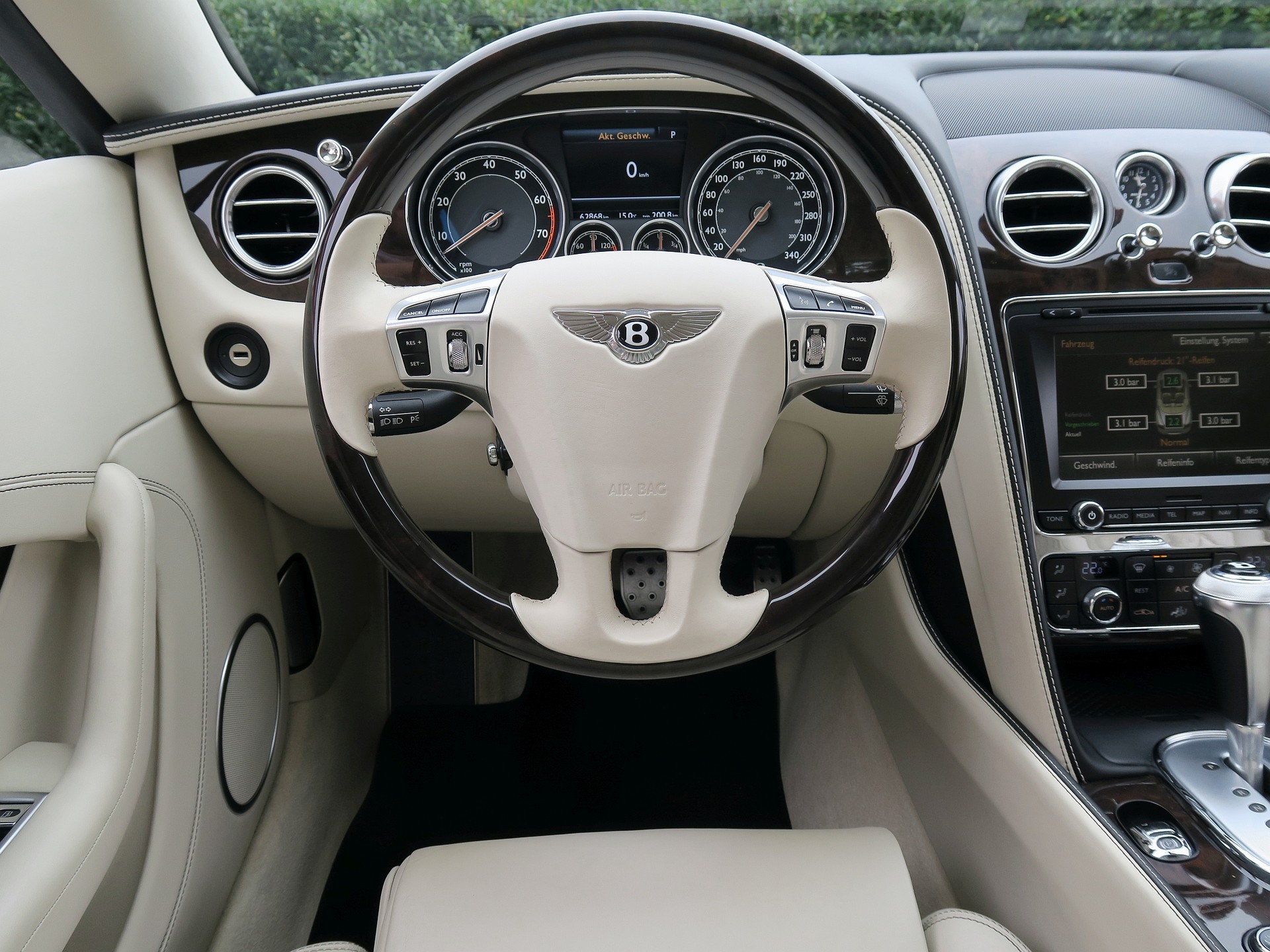 BENTLEY Continental GTC 6.0 W12-image-21