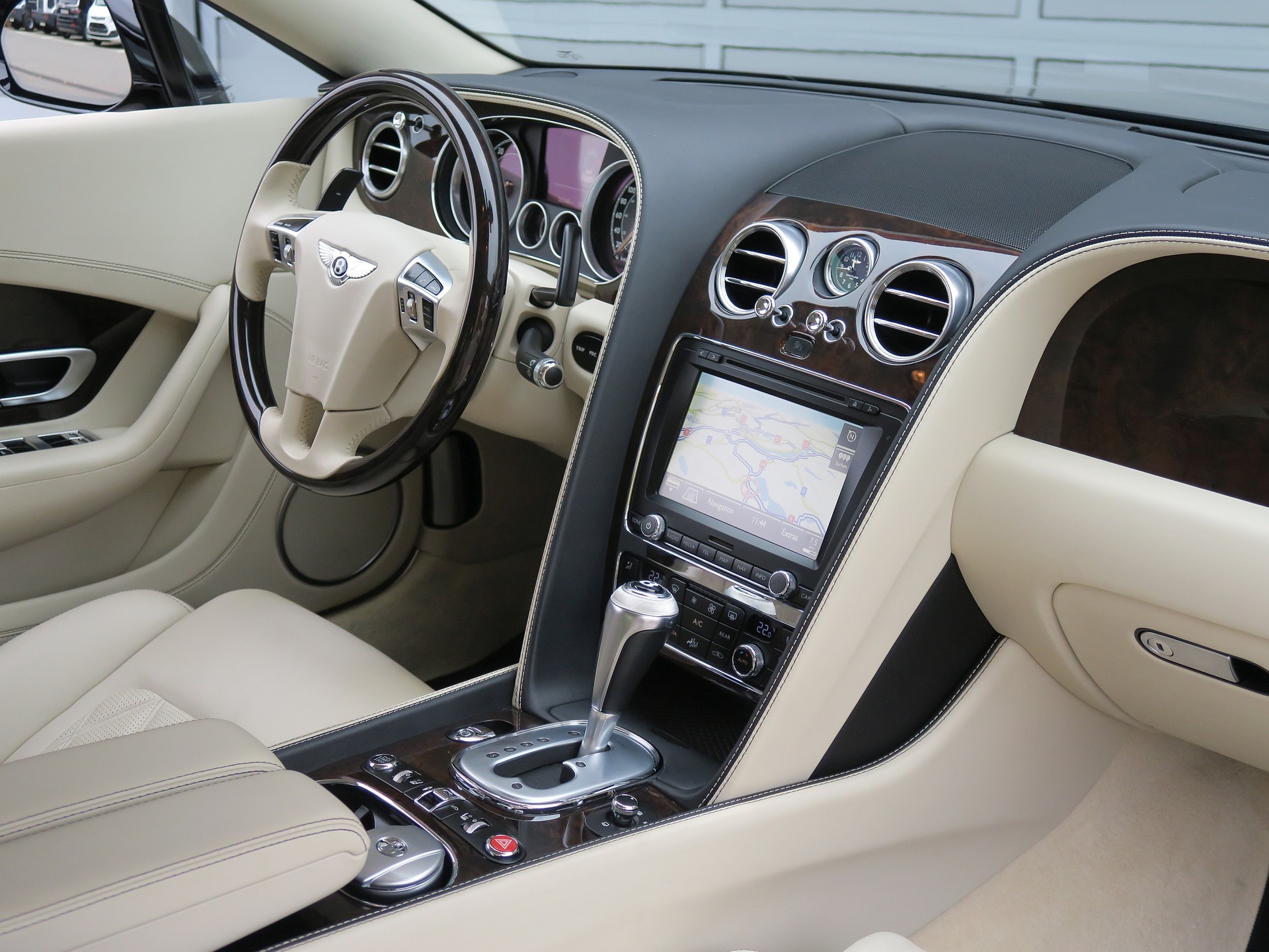BENTLEY Continental GTC 6.0 W12-image-25