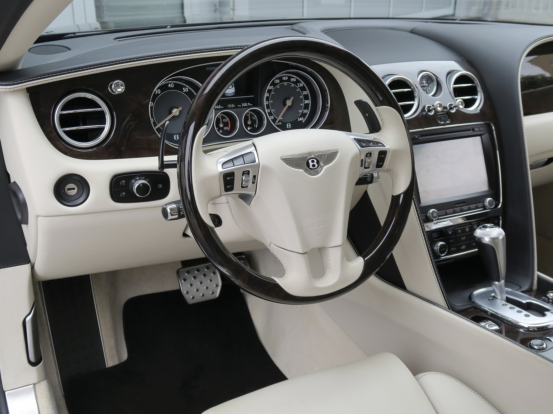 BENTLEY Continental GTC 6.0 W12-image-27