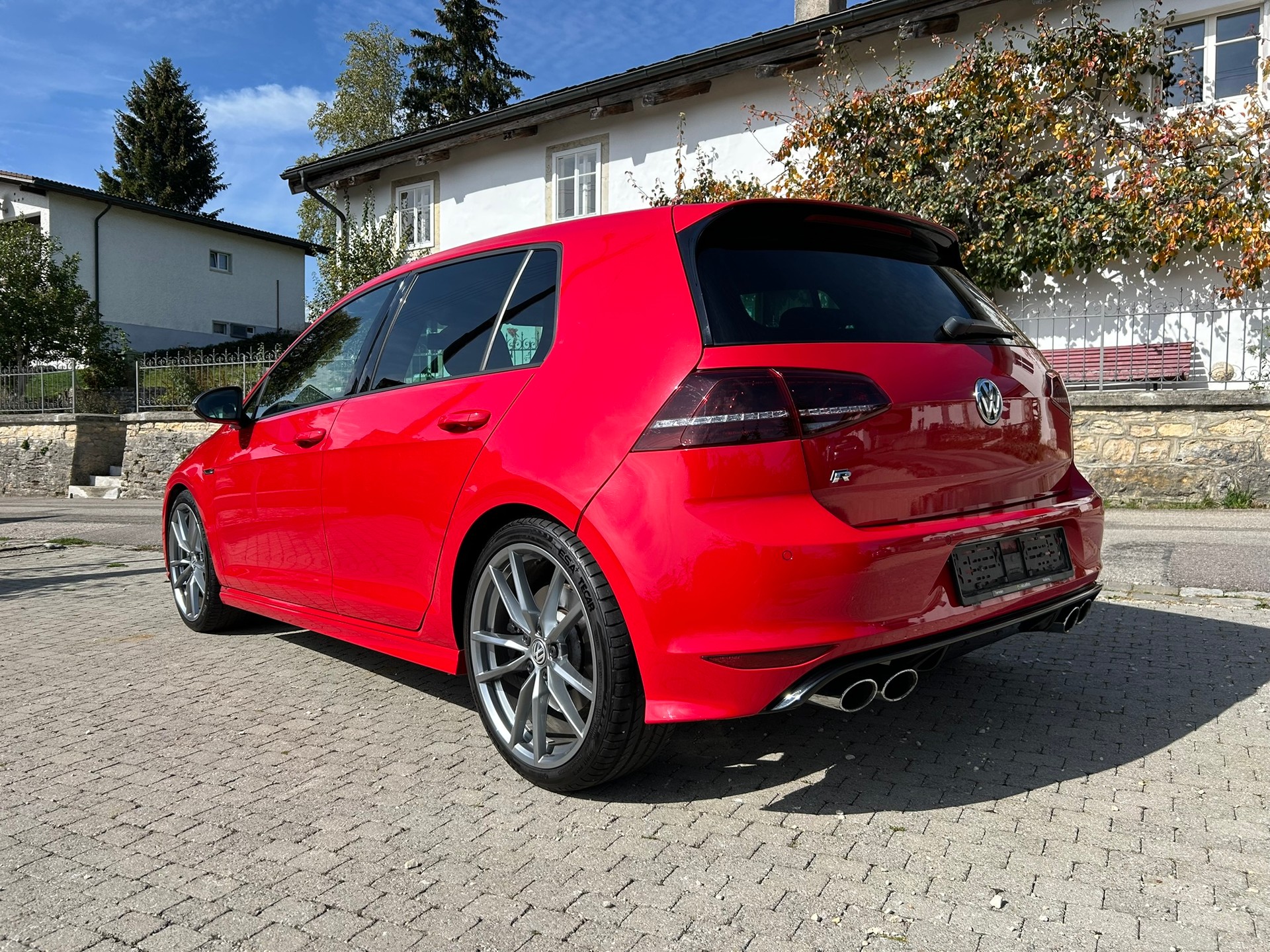 VW 2.0 TSI R DSG 4motion-image-1