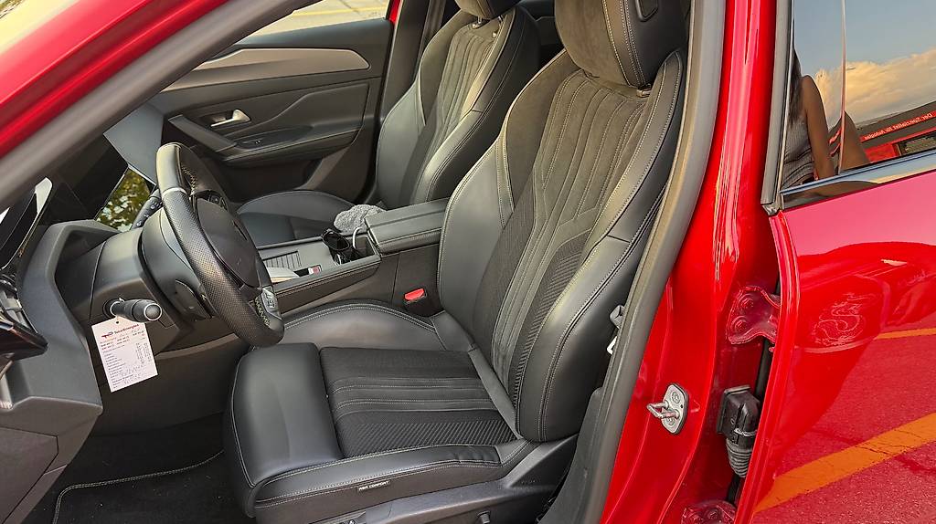 PEUGEOT 308 1.2 Pure Tech GT Pack EAT8-image-4