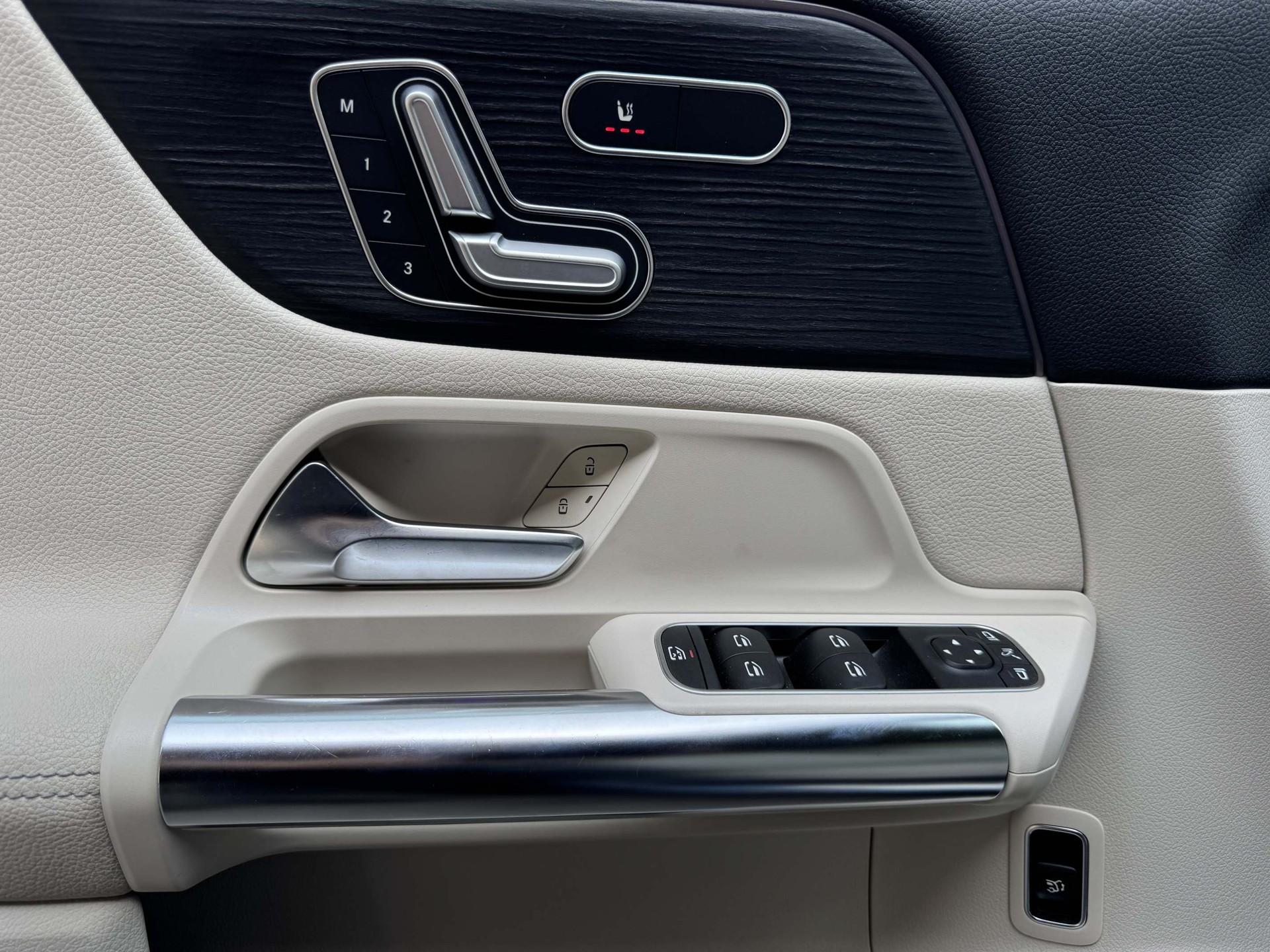 MERCEDES-BENZ EQA 250 Progressive-image-10