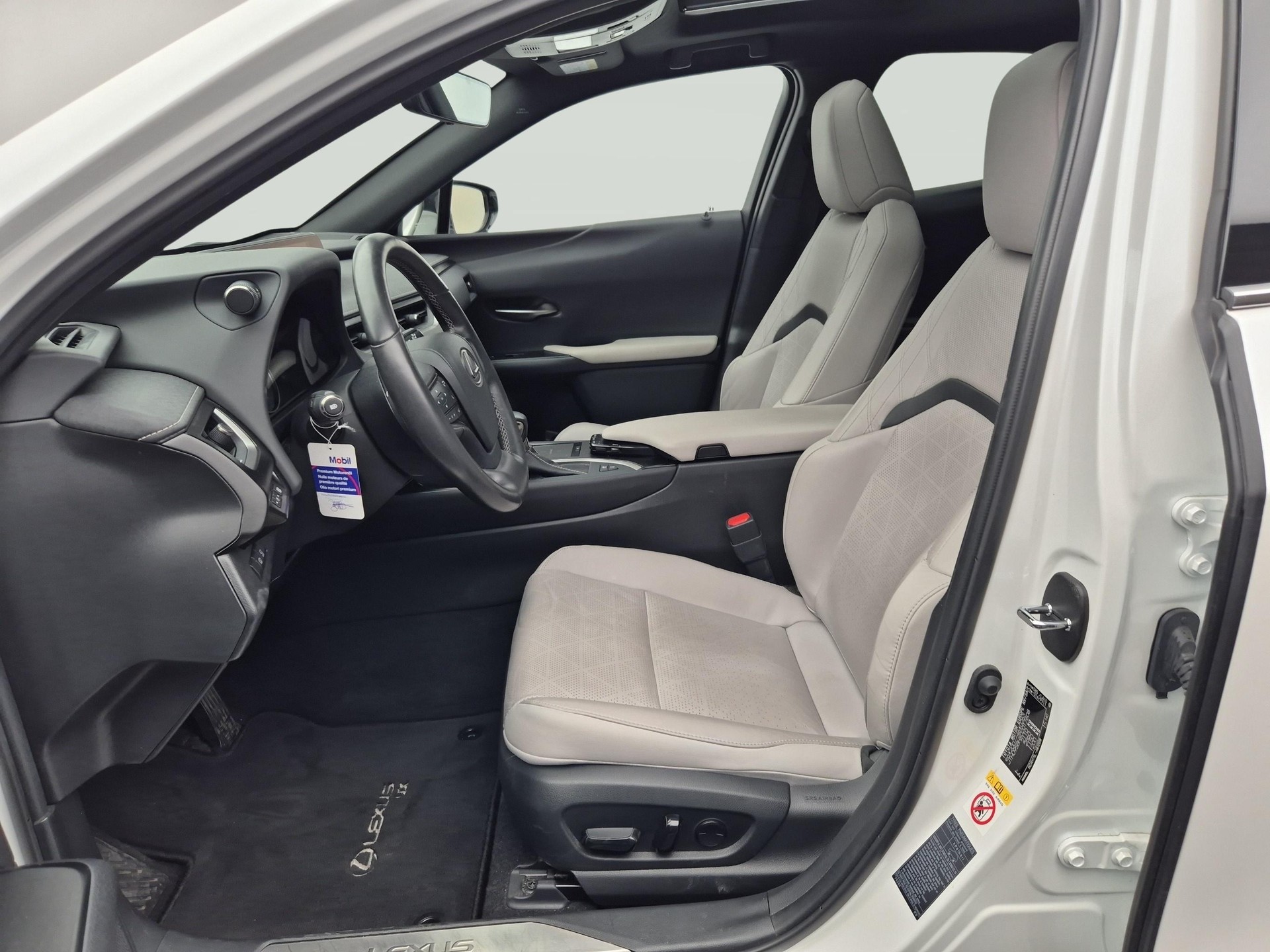 LEXUS UX 250h Excellence-image-2