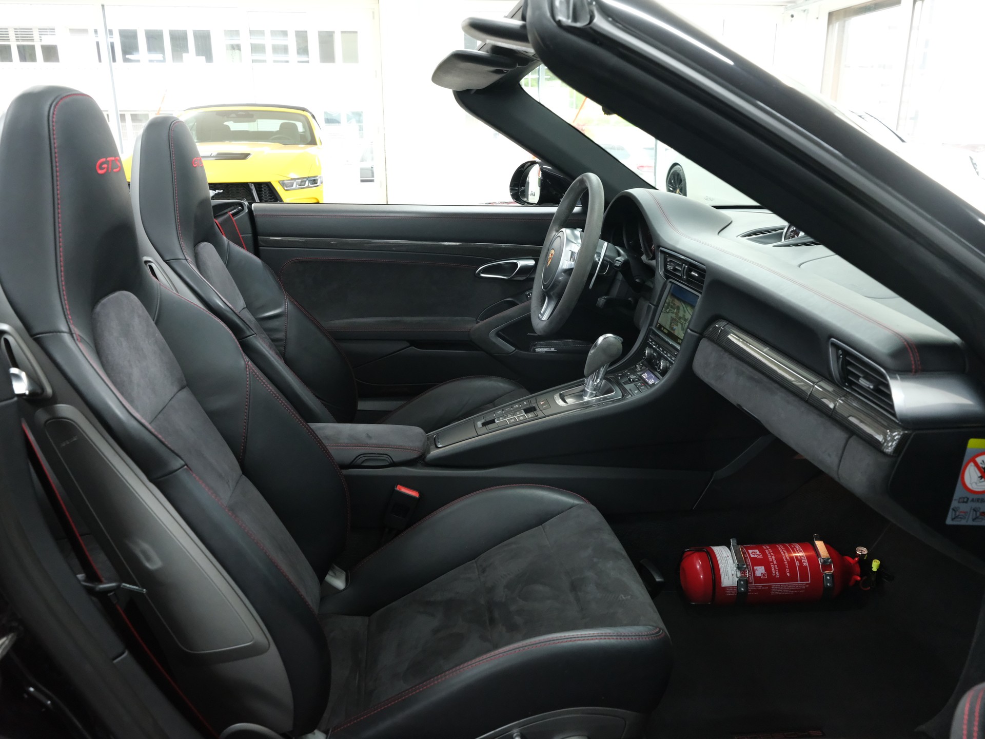 PORSCHE 911 Cabrio Carrera 4 GTS PDK-image-15