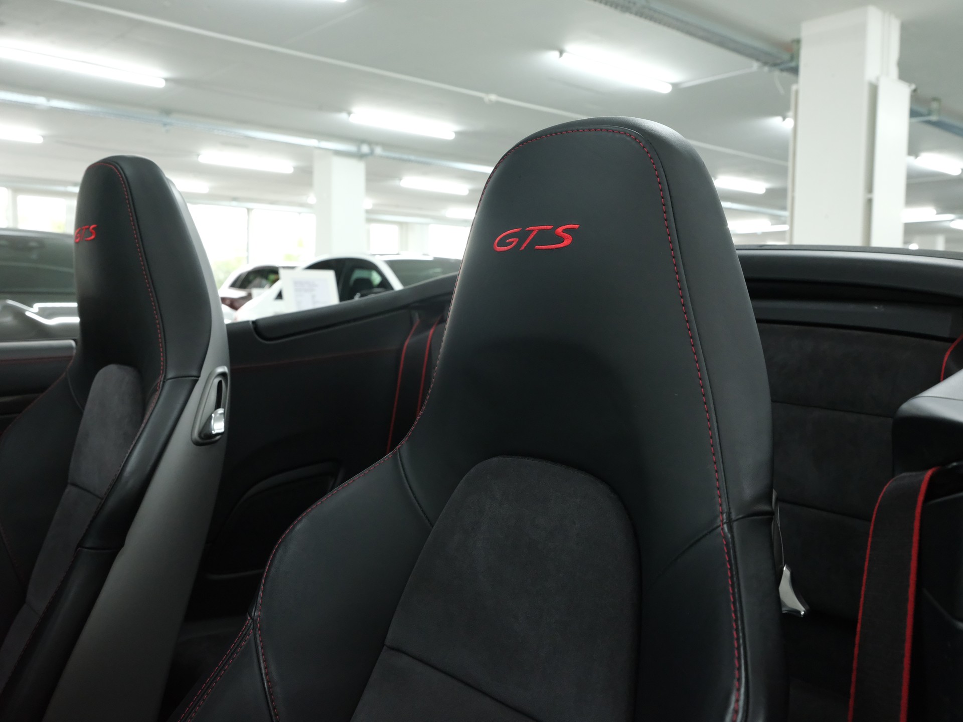 PORSCHE 911 Cabrio Carrera 4 GTS PDK-image-12