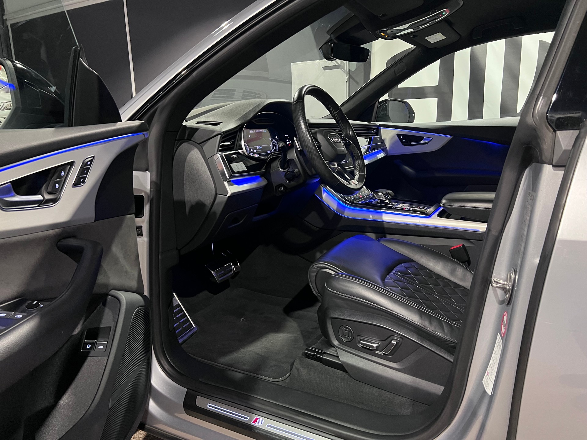 AUDI Q8 55 TFSI S-Line e quattro PHEV tiptronic-image-10