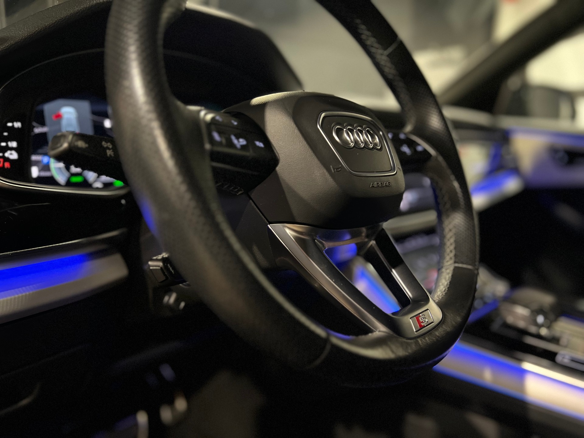 AUDI Q8 55 TFSI S-Line e quattro PHEV tiptronic-image-26