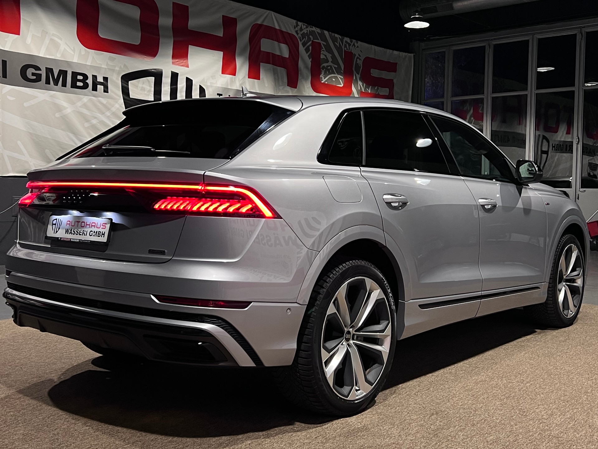 AUDI Q8 55 TFSI S-Line e quattro PHEV tiptronic-image-2