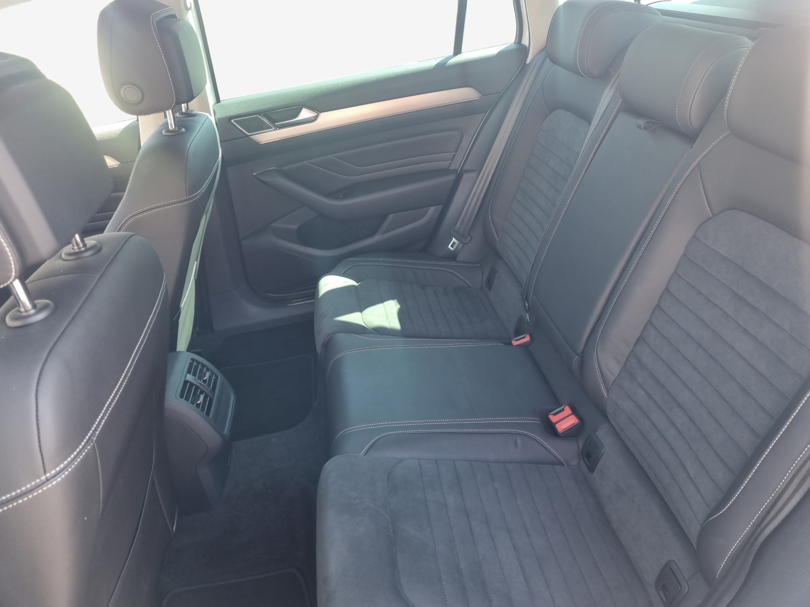 VW Passat 2.0 TDI BMT Elegance 4Motion DSG-image-11