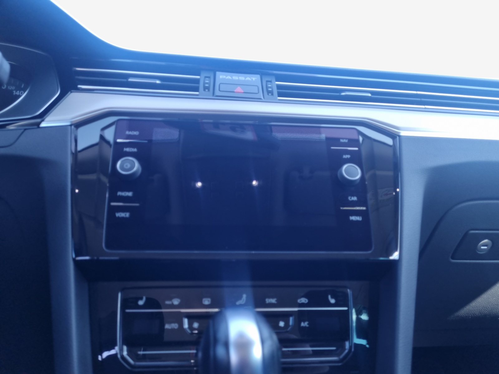 VW Passat 2.0 TDI BMT Elegance 4Motion DSG-image-10