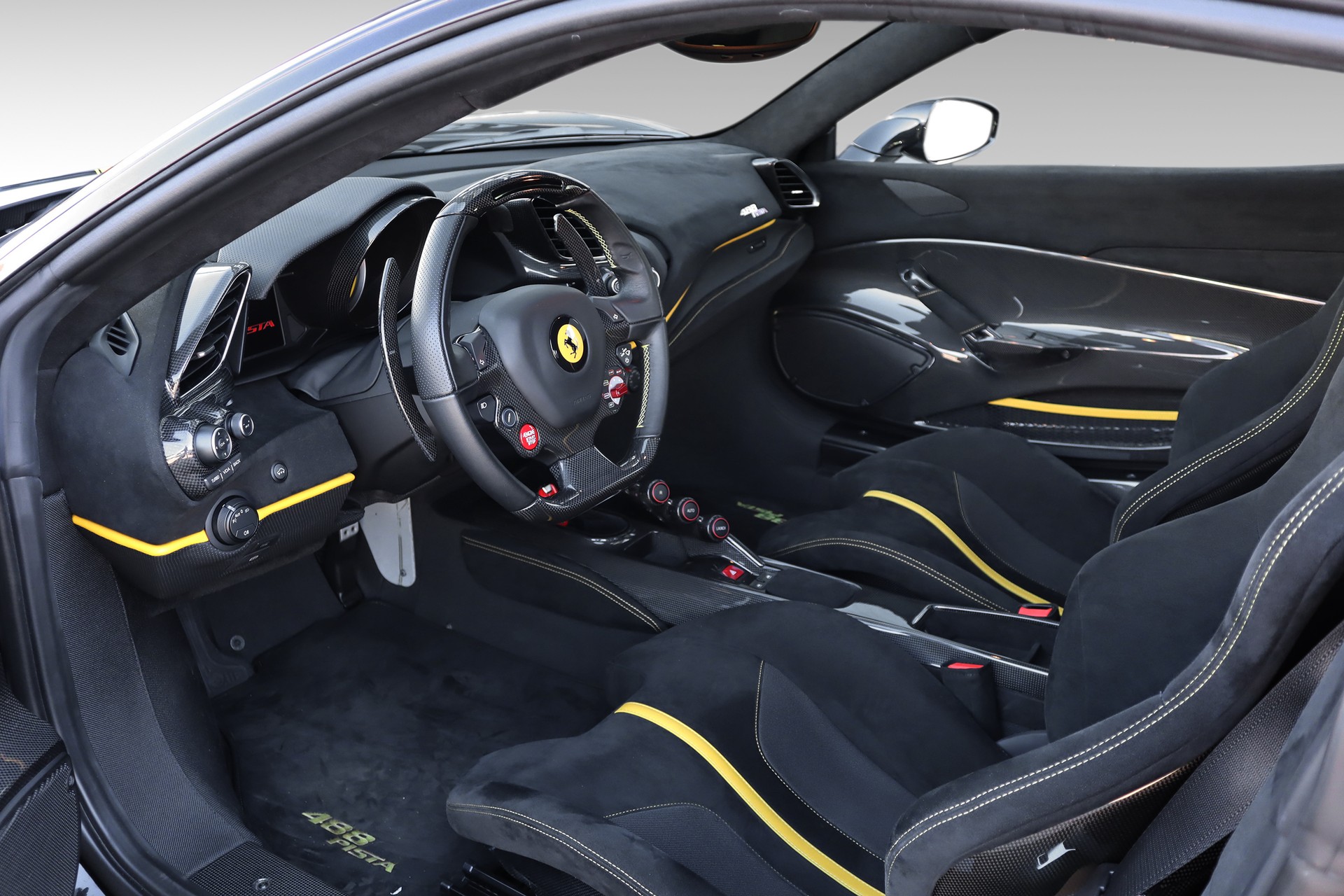 FERRARI 488 Pista 3.9 V8-image-13