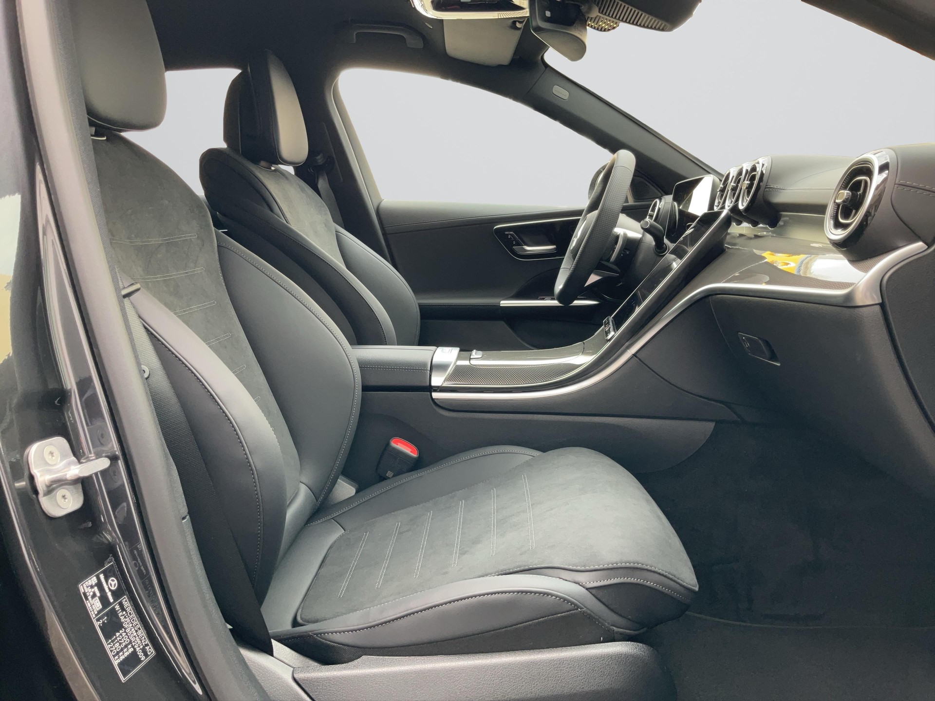 MERCEDES-BENZ C 220 d 4MATIC Limousine Swiss Star AMG Line-image-6