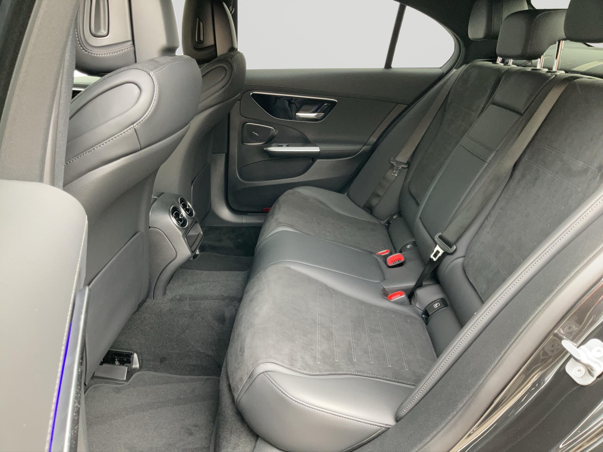 MERCEDES-BENZ C 220 d 4MATIC Limousine Swiss Star AMG Line-image-7