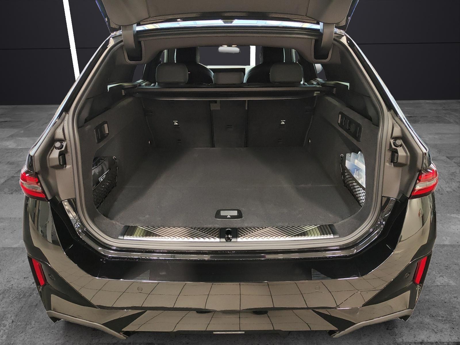 BMW 520d xDrive Touring-image-12