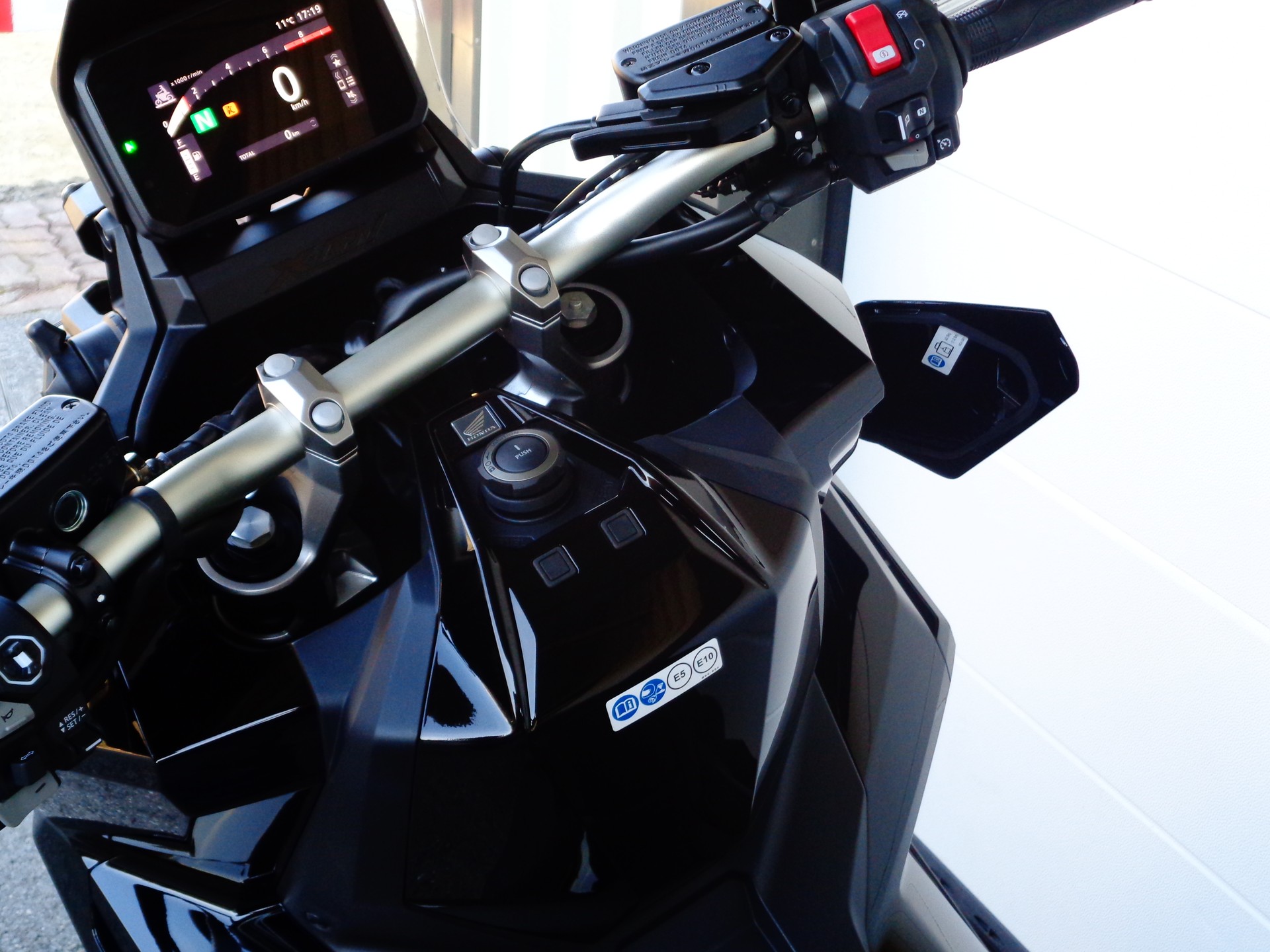 HONDA X-ADV 750-image-12