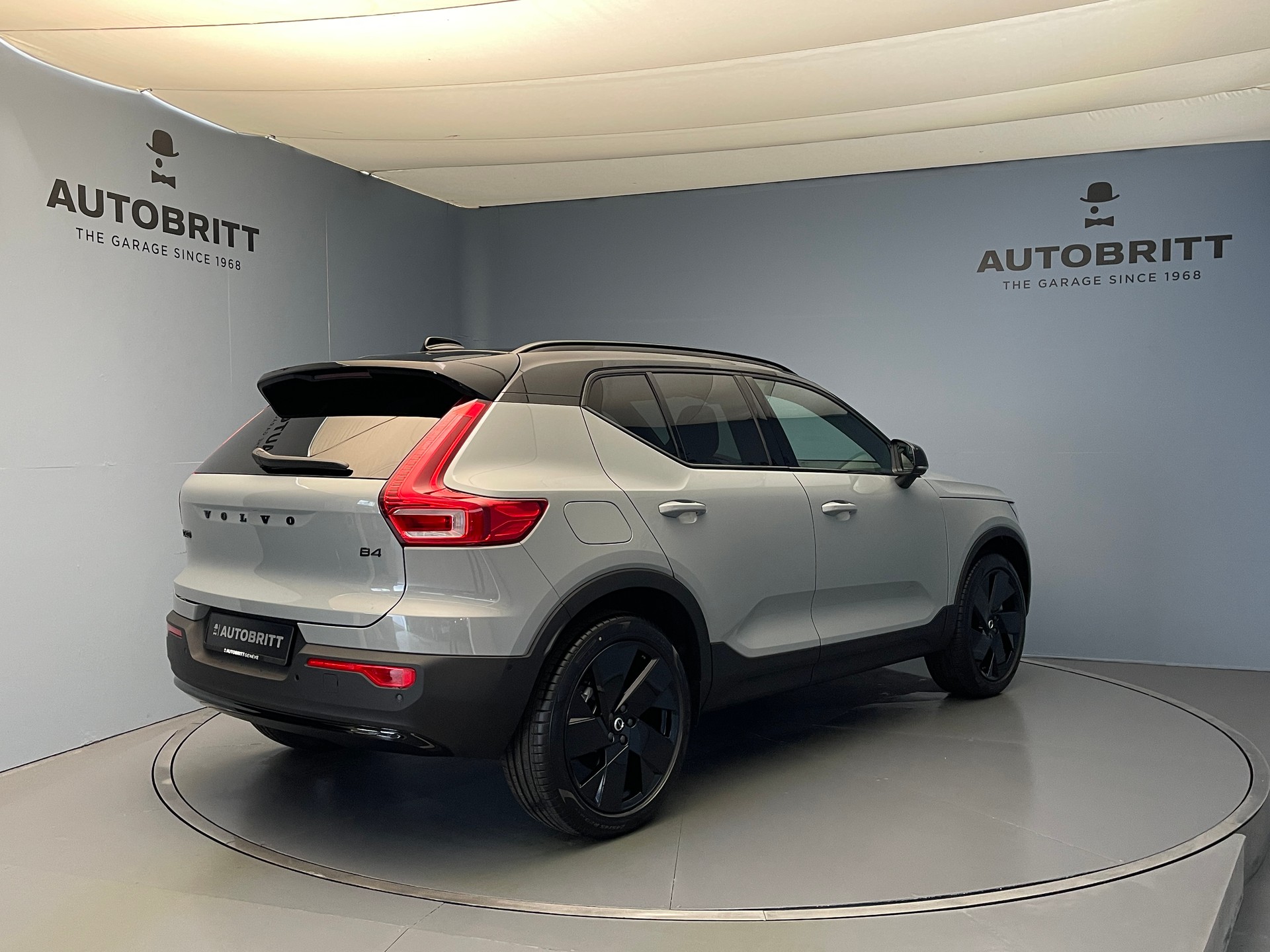 VOLVO XC40 2.0 B4 MH Black Edition-image-2