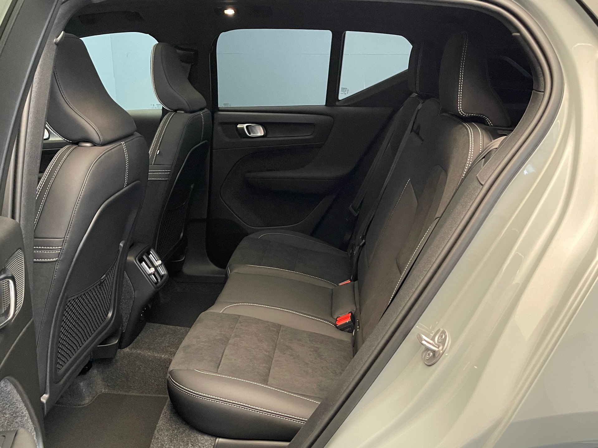 VOLVO XC40 2.0 B4 MH Black Edition-image-9