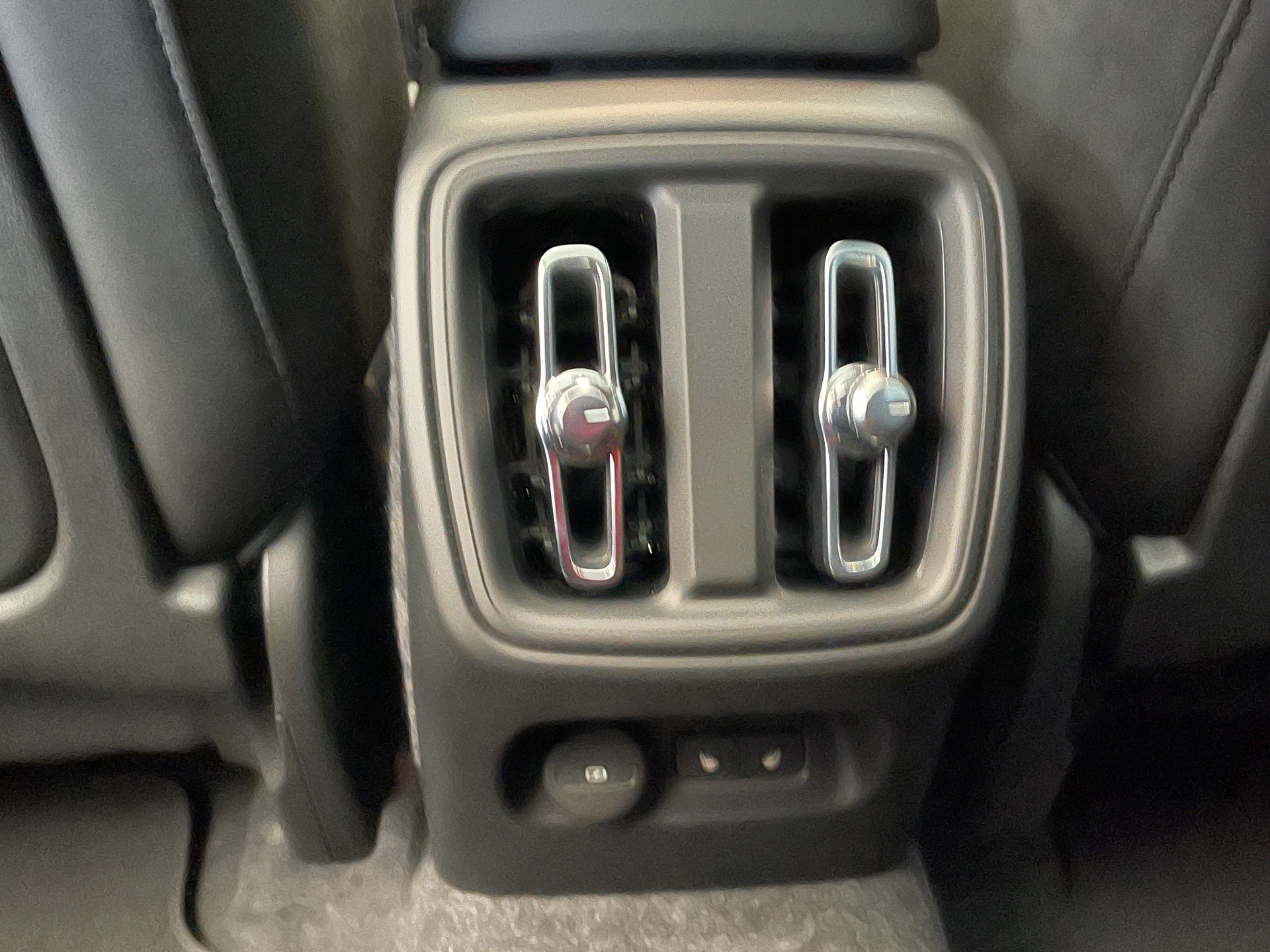 VOLVO XC40 2.0 B4 MH Black Edition-image-12