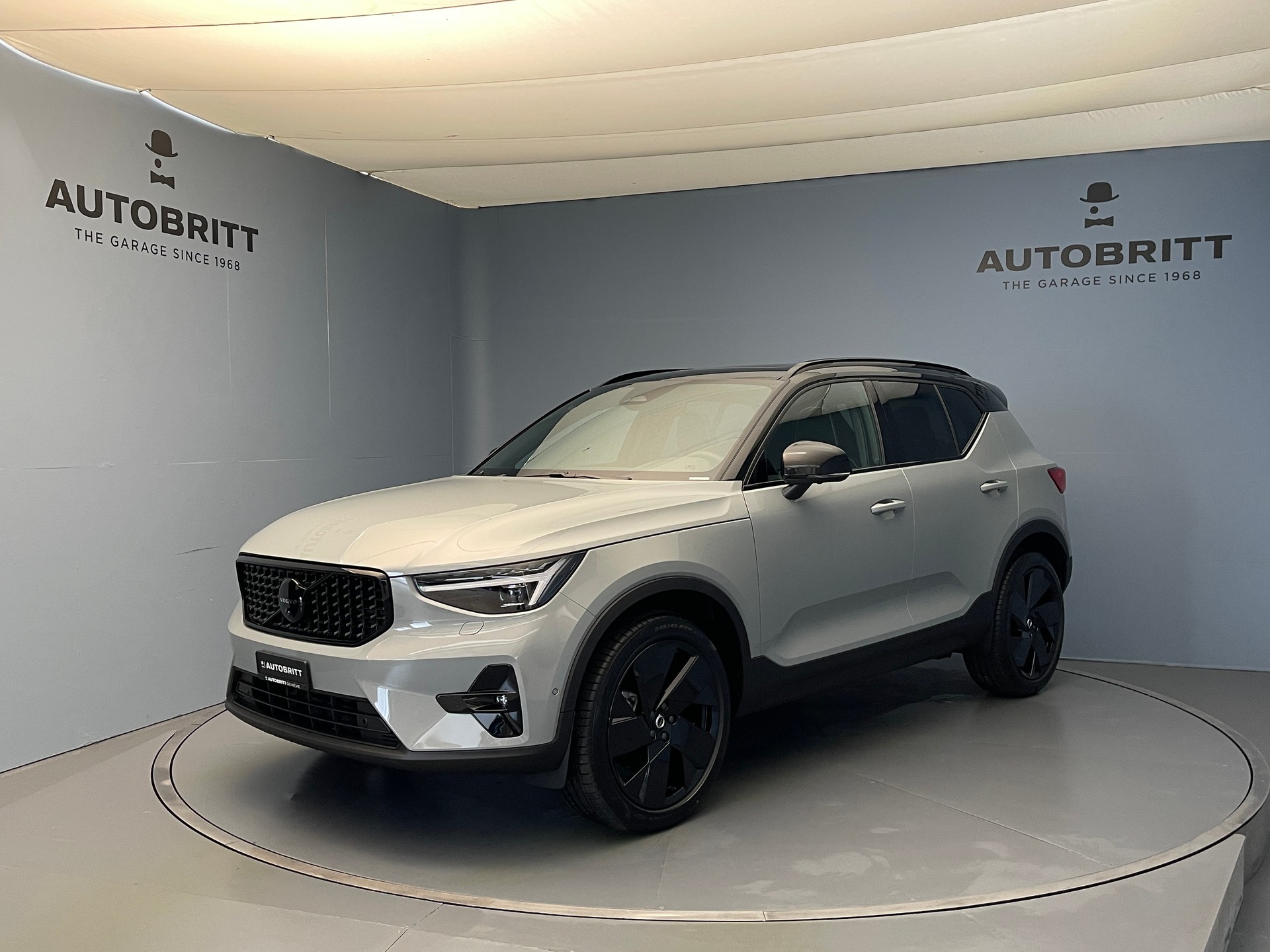 VOLVO XC40 2.0 B4 MH Black Edition-image-0