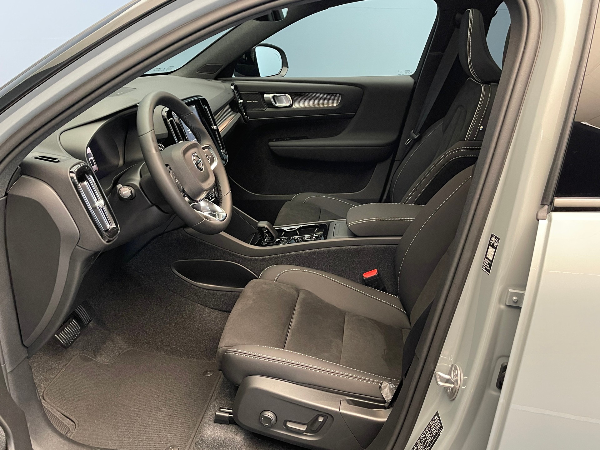 VOLVO XC40 2.0 B4 MH Black Edition-image-10