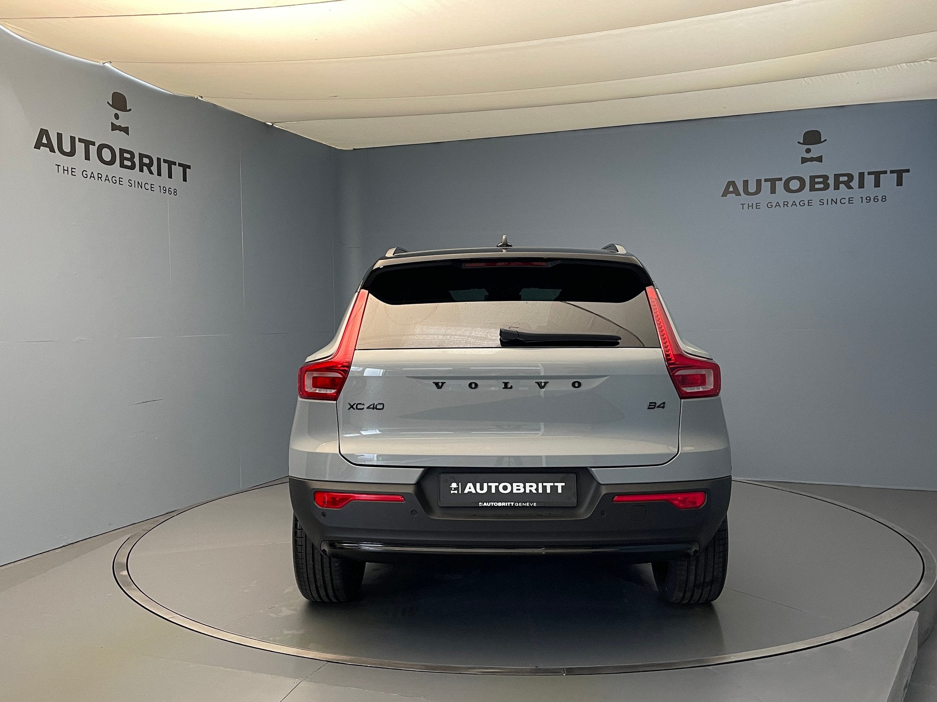 VOLVO XC40 2.0 B4 MH Black Edition-image-1
