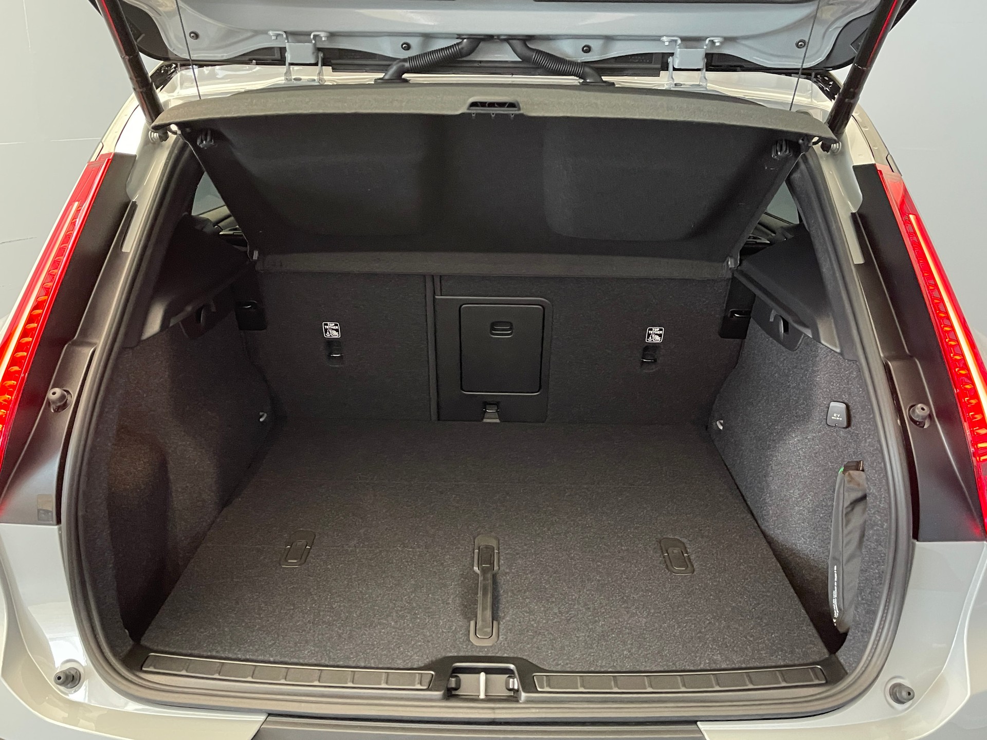 VOLVO XC40 2.0 B4 MH Black Edition-image-7