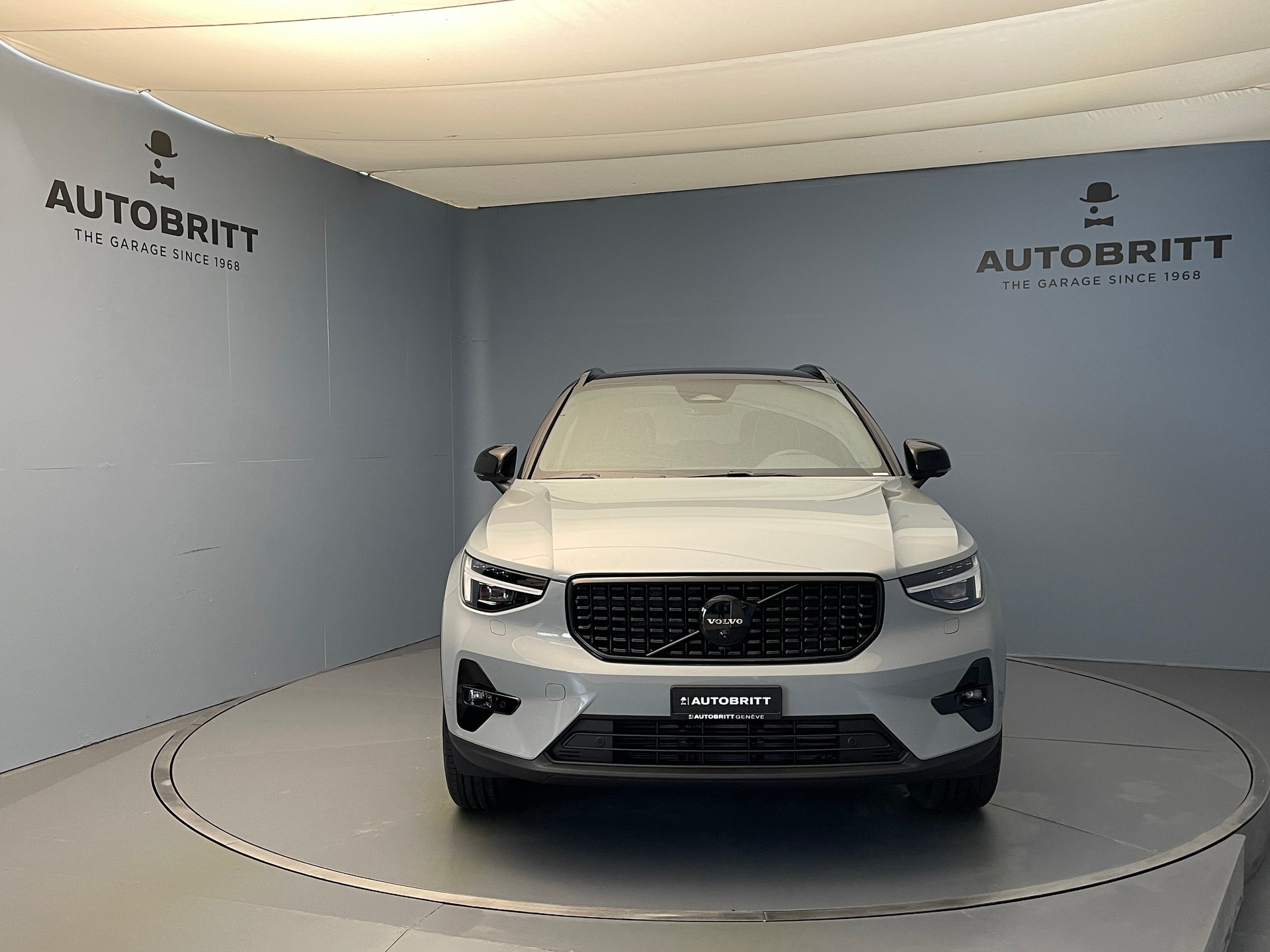 VOLVO XC40 2.0 B4 MH Black Edition-image-3