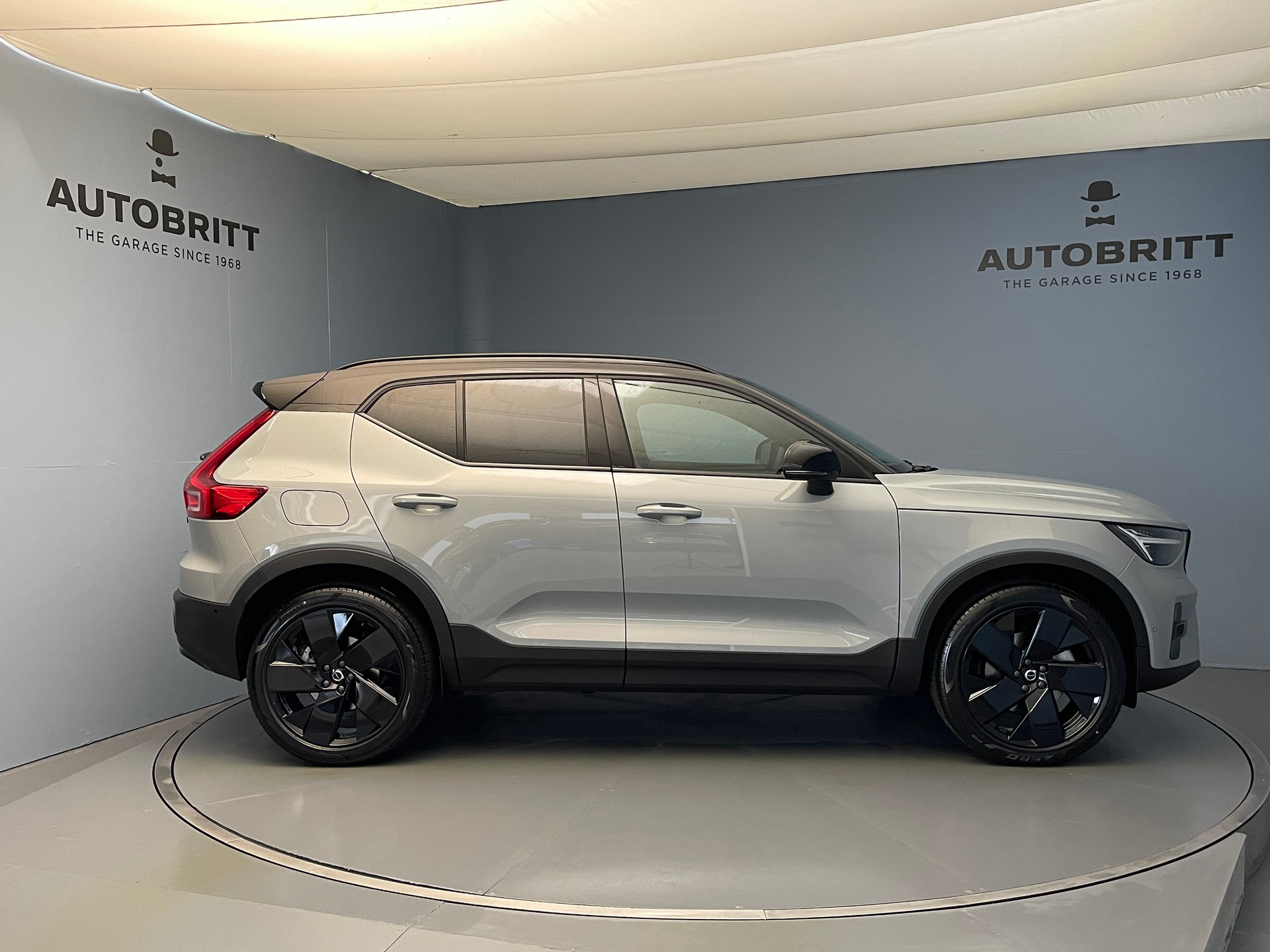 VOLVO XC40 2.0 B4 MH Black Edition-image-4