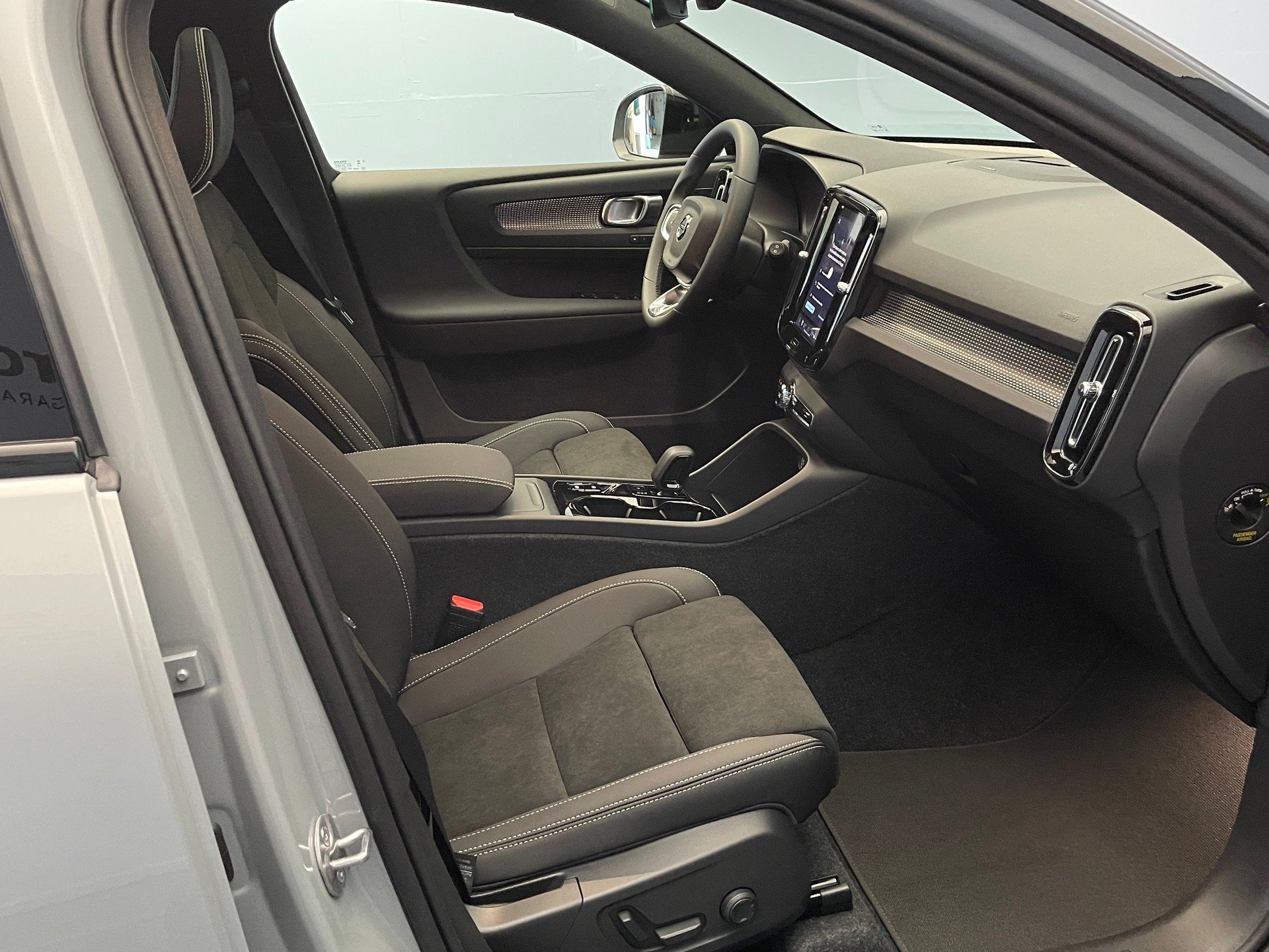 VOLVO XC40 2.0 B4 MH Black Edition-image-13