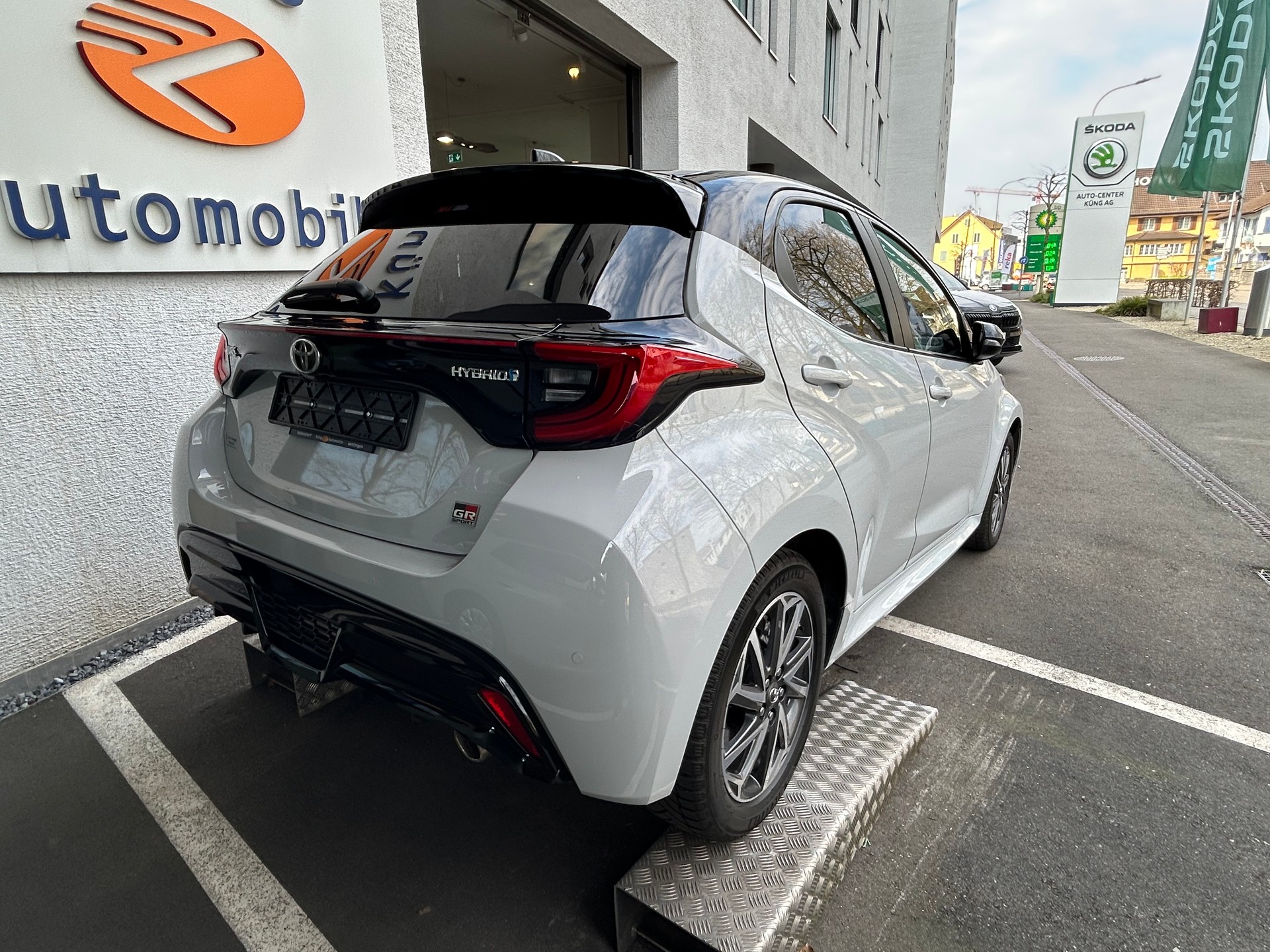 TOYOTA Yaris 1.5 GR Sport e-CVT-image-2