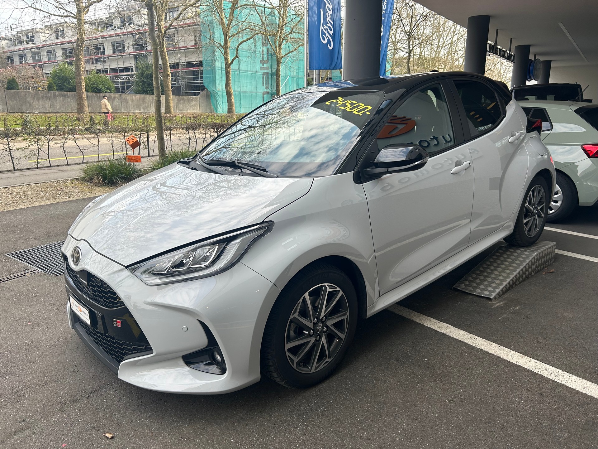 TOYOTA Yaris 1.5 GR Sport e-CVT-image-13