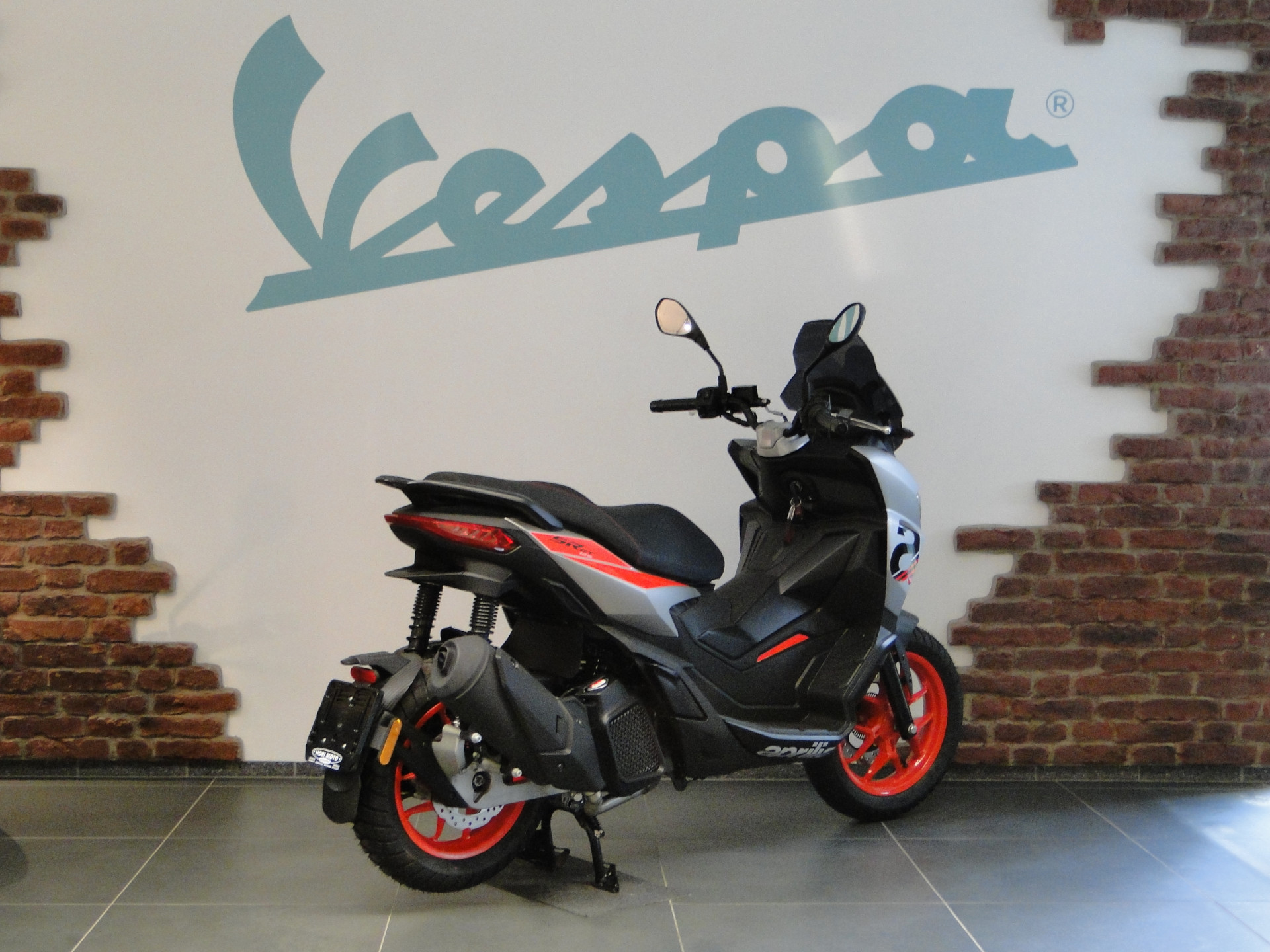 APRILIA SR GT 125 Sport-showroom-element-3